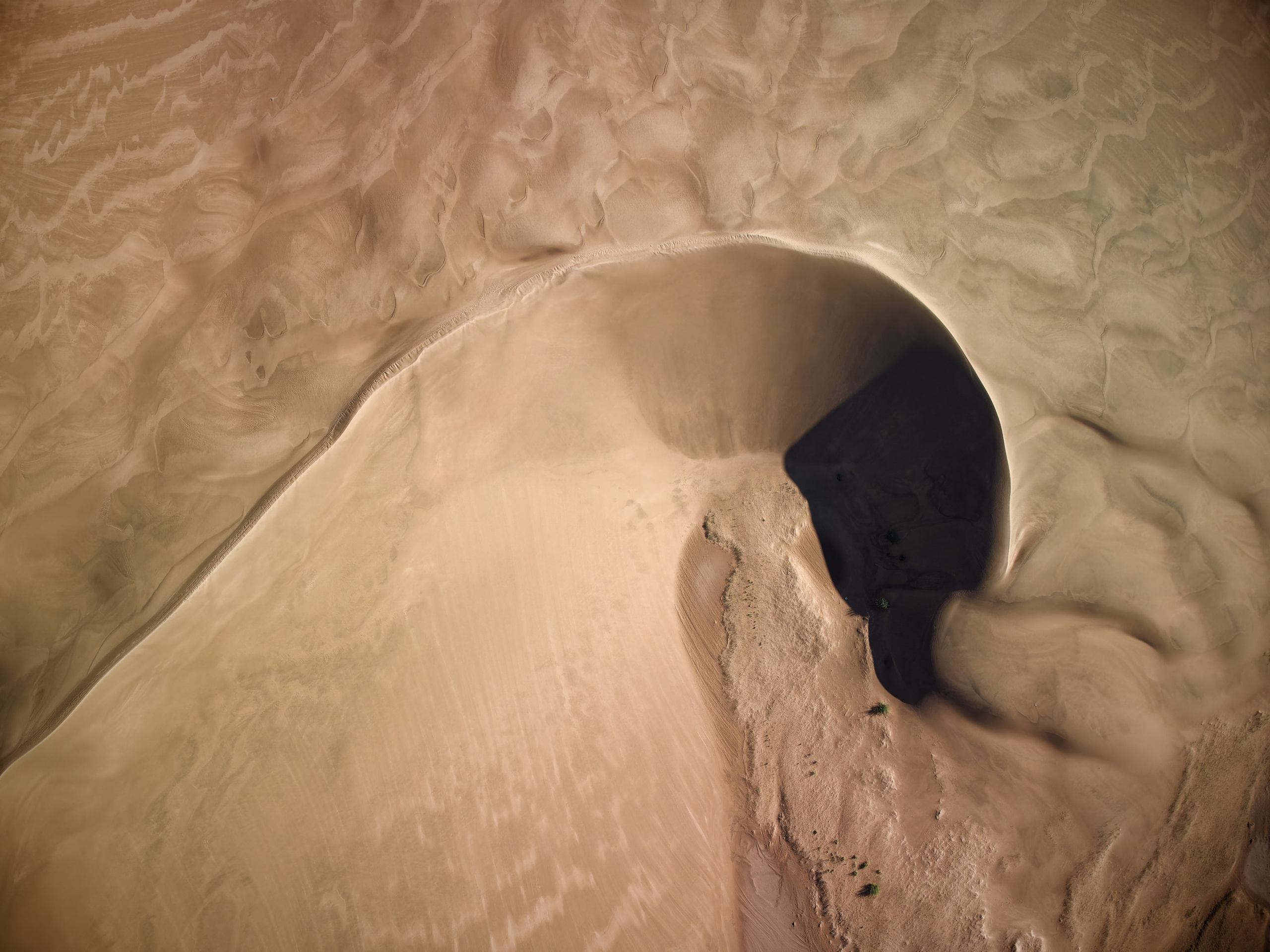 Дюны, входящие в озеро Улаагчийн Хар Нуур в Монголии