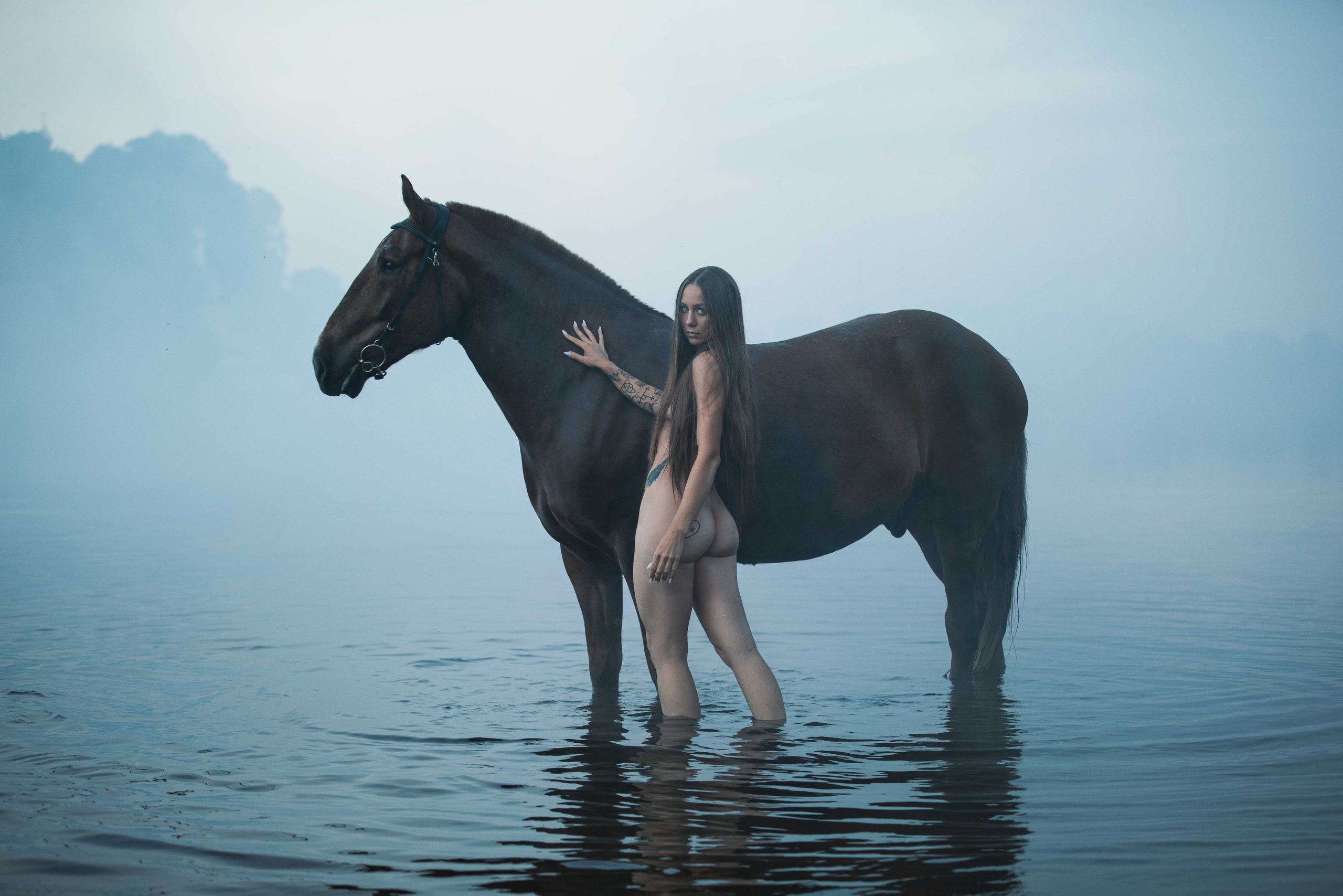 Купание рыжего коня. Фотохудожник из города Пскова