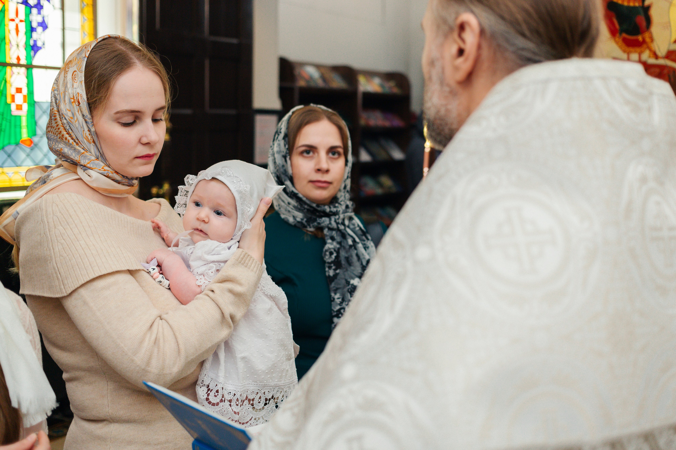 Сравнение критериев: в каком храме лучше крестить ребенка — атмосфера, расположение, правила, Современная крестильная купель для полного погружения. На что обратить внимание при выборе храма, Вместительный и светлый зал храма — ключевой фактор при выборе места для крещения с большим числом гостей, купель в храме Невского района Санкт-Петербурга