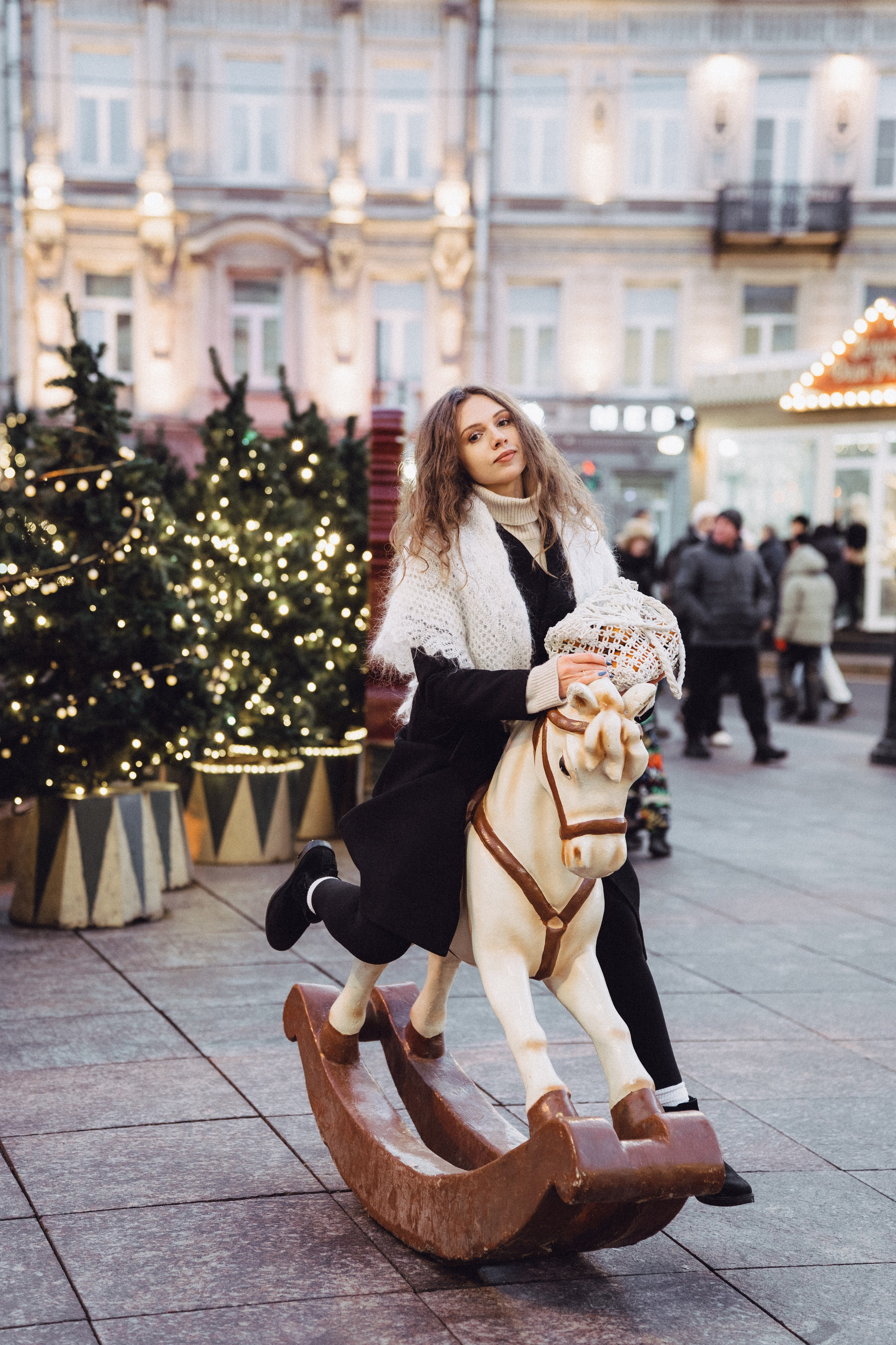 ПРОГУЛКА НА МАНЕЖНОЙ ПЛОЩАДИ ДЛЯ ДЕВУШКИ ПЕРЕД НОВЫМ ГОДОМ (НОВОГОДНЯЯ ФОТОСЕССИИЯ НА МАНЕЖНОЙ ПЛОЩАДИ). Профессиональный фотограф, Санкт-Петербург — Виктория Богомолова