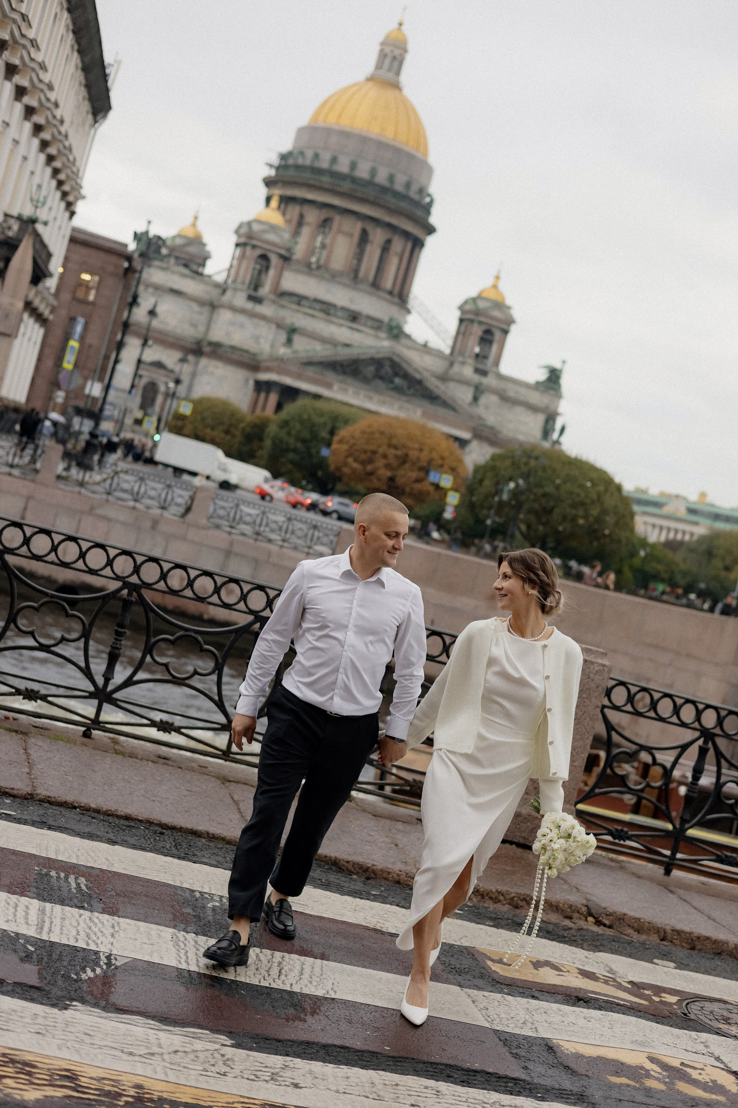 Свадебная прогулка у Исаакия. Свадебный фотограф в Санкт-Петербурге Ксения Кобышева