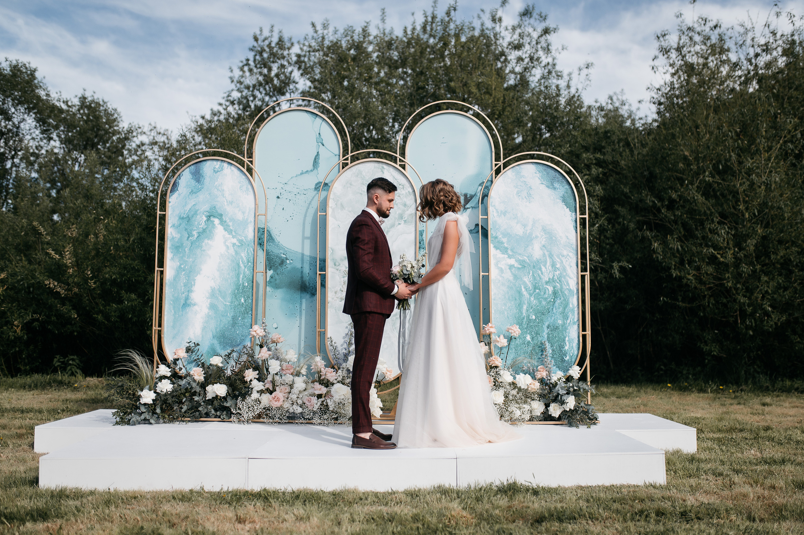 👰 Наталья @bartsionatalia и Дмитрий @dmitriiteliashkin🤵📸 Фото @Mooleen.Aleksandr 🎀 Организация @Balandina.event 💄 Визаж @Juliavasstr⛪️ Локация @Drokinopark 🎊 Декор и флористика @Sortasvadeb👗 Платье @Gabbiano_krasnoyarsk🧥 Костюм жениха @Menslook_krsk🎤 Ведущий @Perepelitsa_alexey 🔧Оборудование @Zvukiservis24 📹 Видео @itsibik