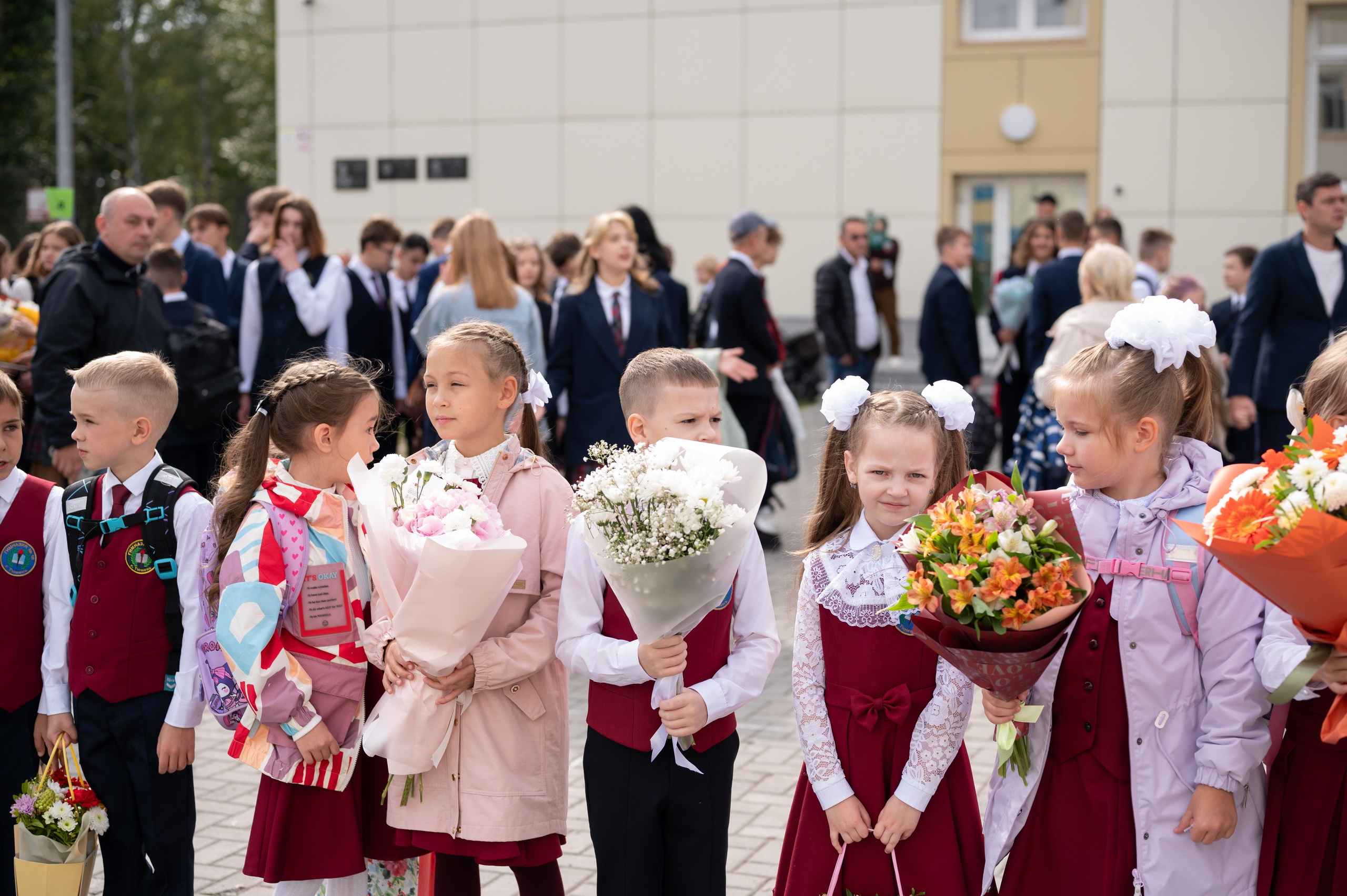 1 сентября 16 гимназия 2 класс (линейка + в классе+ на улице). Фотограф новорожденных, семейный детский в Тюмени Татьяна Морозова