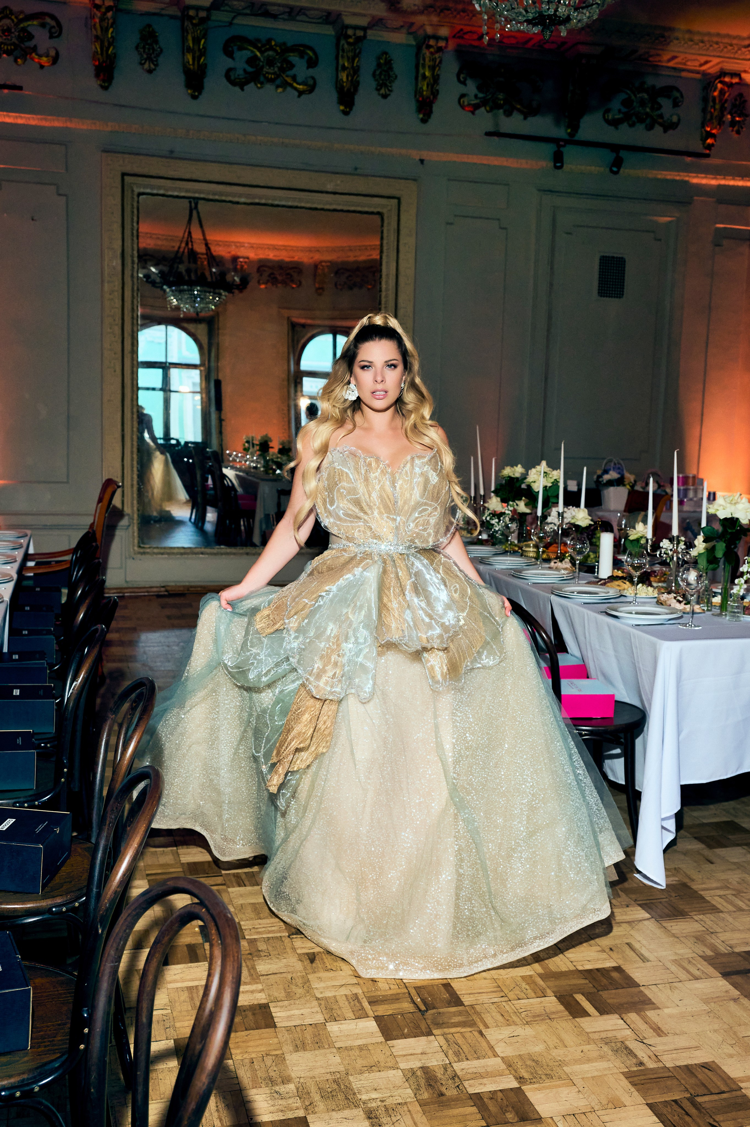 Люди в формальной одежде, семейное собрание, живое событие фотография