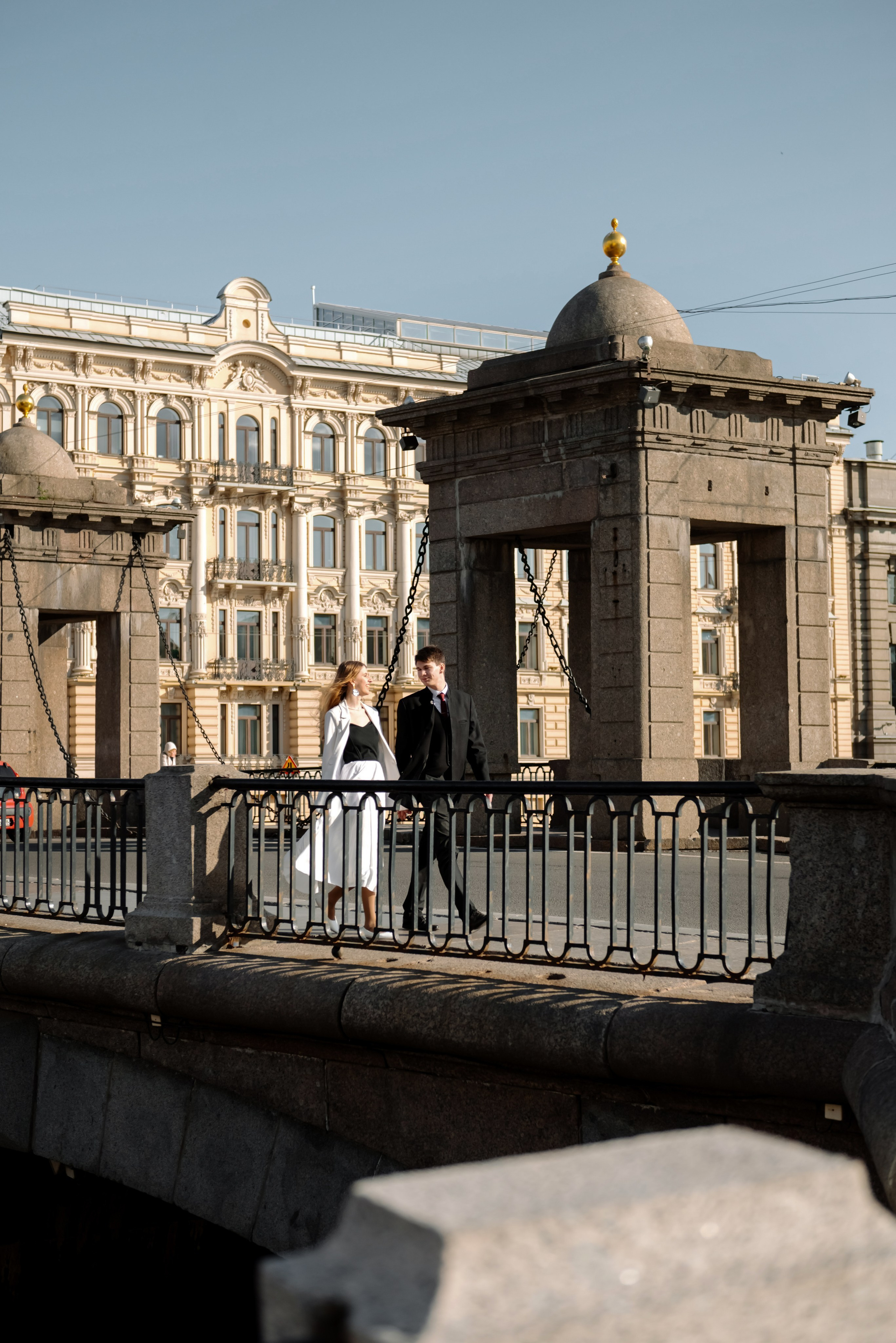Фото прогулка с парнем по городу на мосту