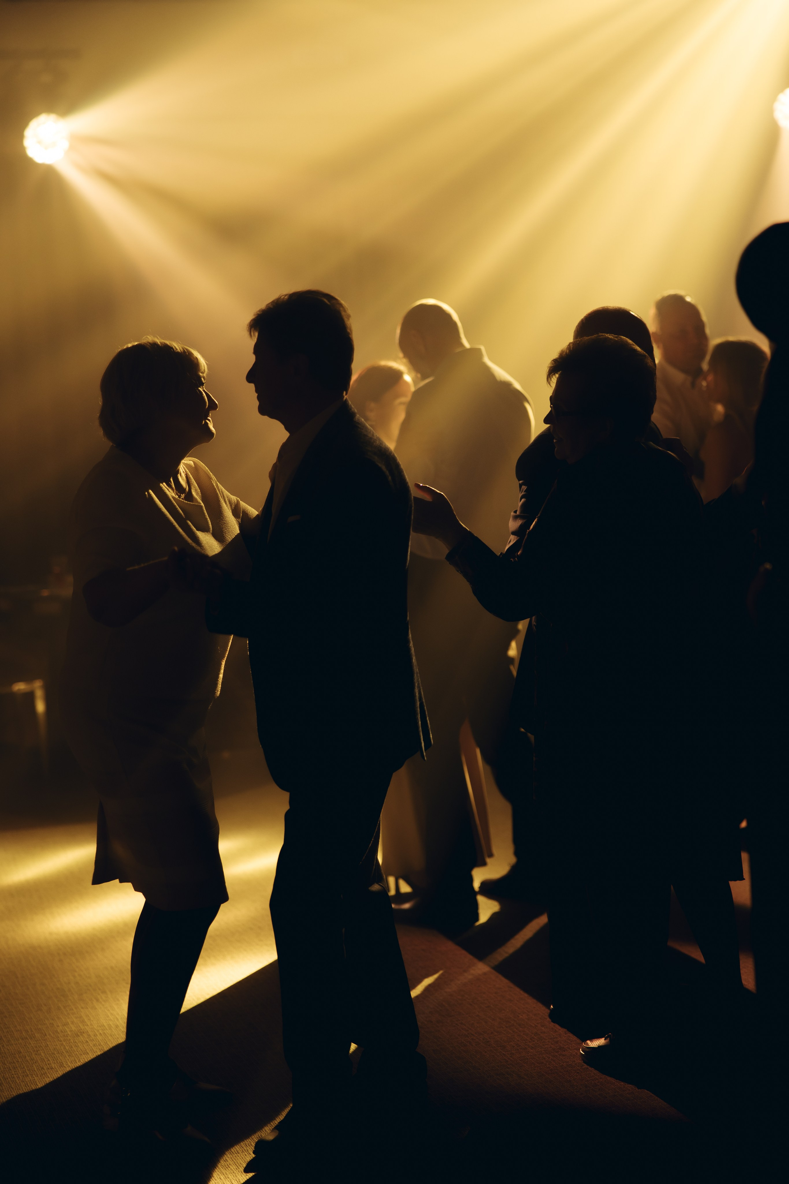 Таня и Тимур, утренние сборы в квартире и свадебный ужин. Фотограф любви в городе Казань