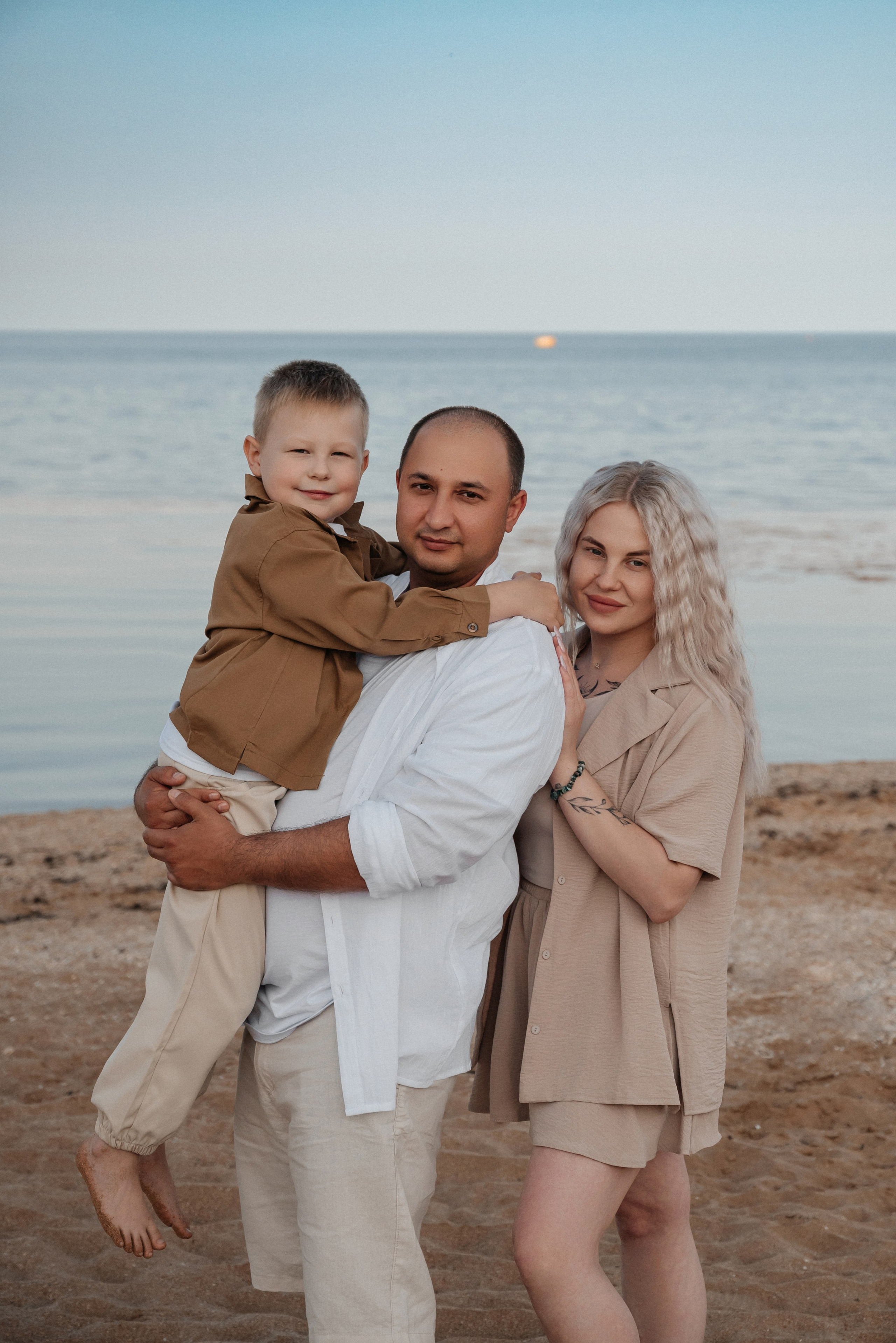 СЕМЕЙНАЯ ФОТОСЕССИЯ НА ПЛЯЖЕ В ФЕОДОСИИ