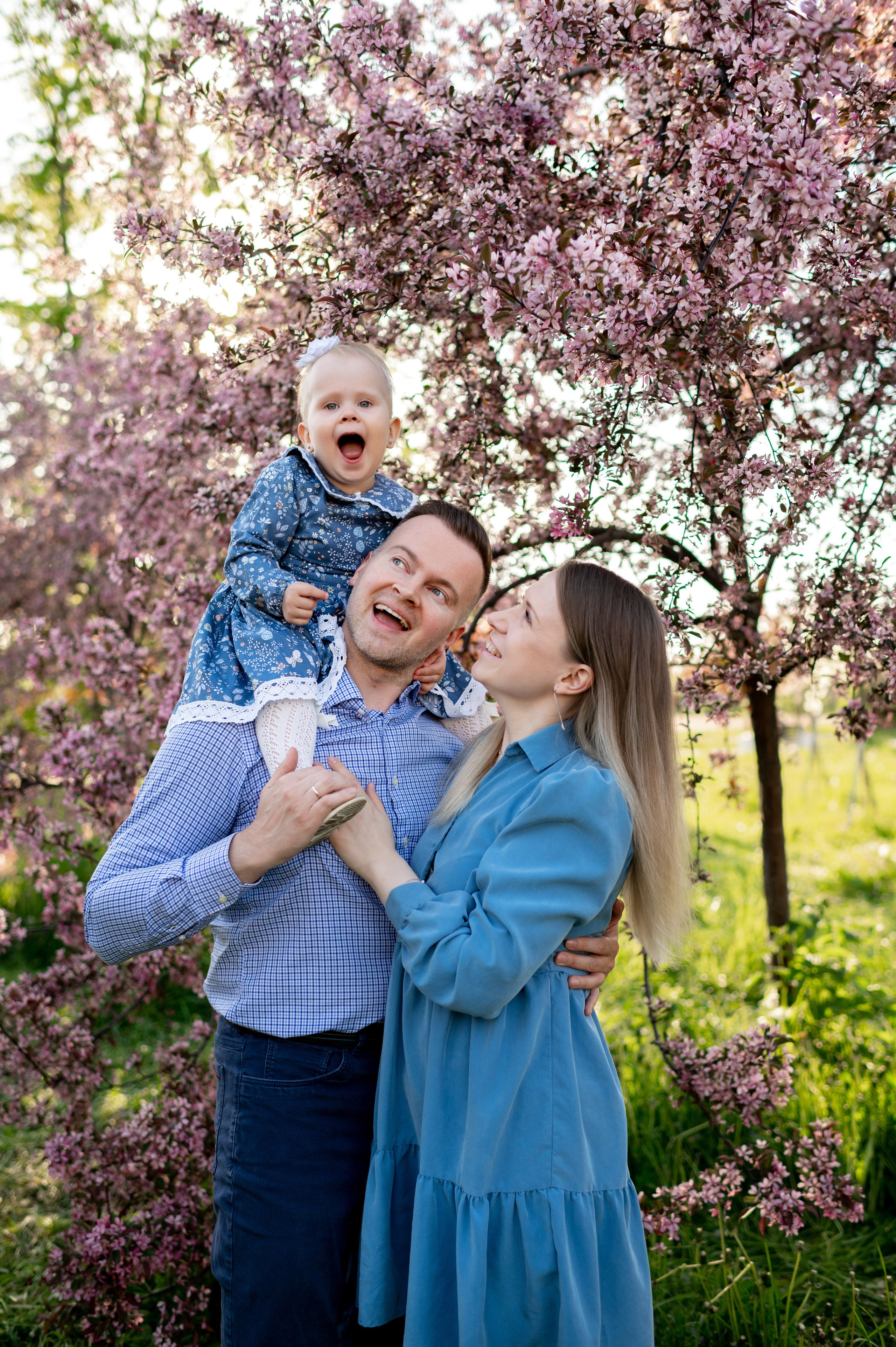 Ника и родители в розовых яблонях. Портретный, семейный и свадебный фотограф в Санкт-Петербурге и в Пушкине Ширяев Денис