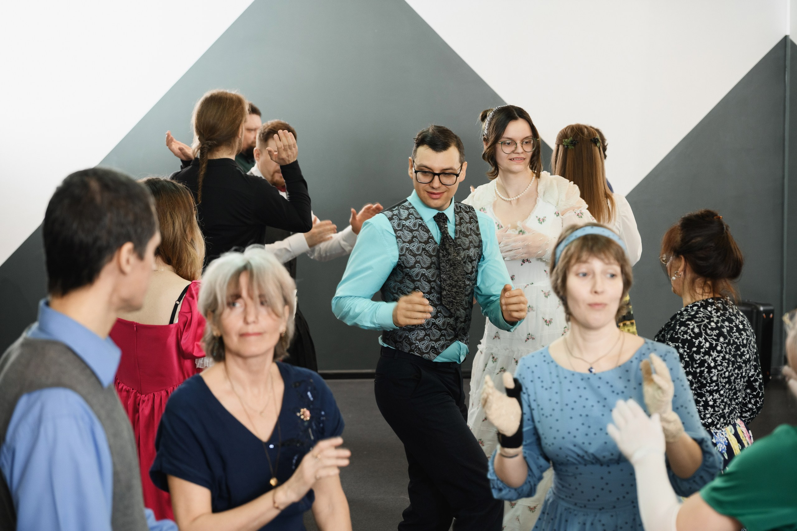 Групповое занятие по фольклорным танцам в танцевальной студии, фотограф