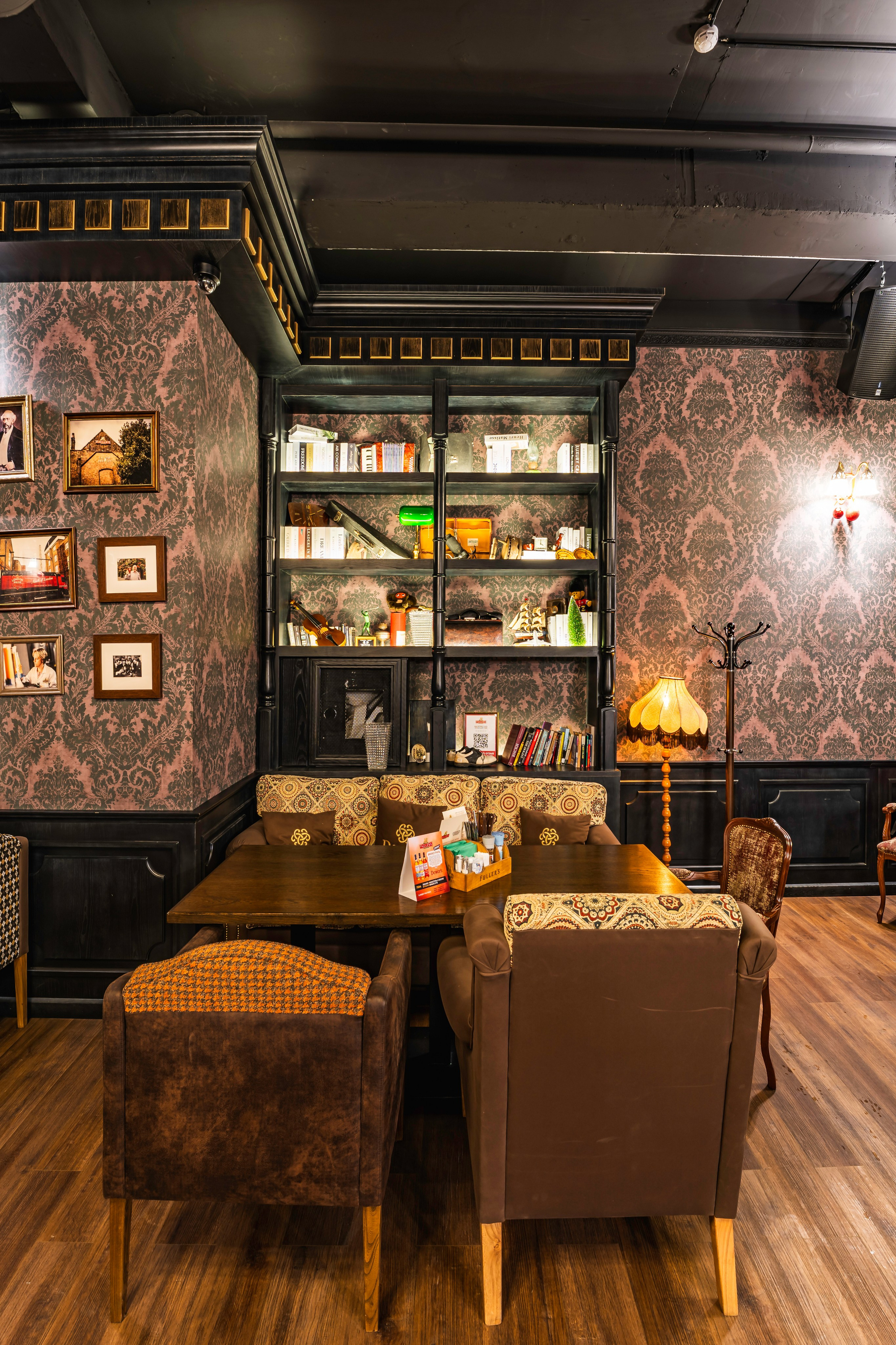 Алматы, Fuller's Izumrud — небольшой уютный паб в тихом районе, декабрь 2025. Интерьерный фотограф Алматы