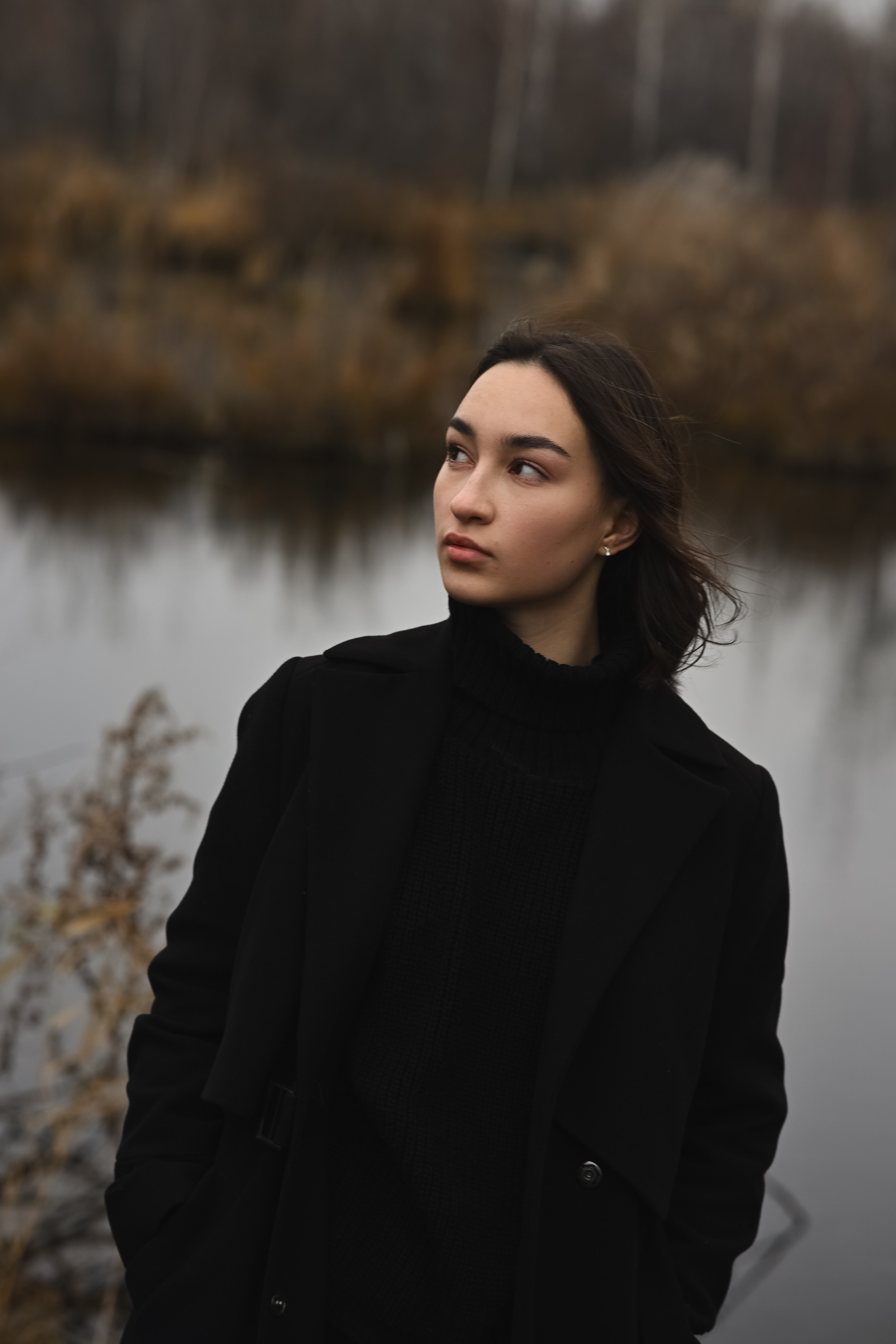 Эмоциональный портрет в осеннем пейзаже у воды в Казани