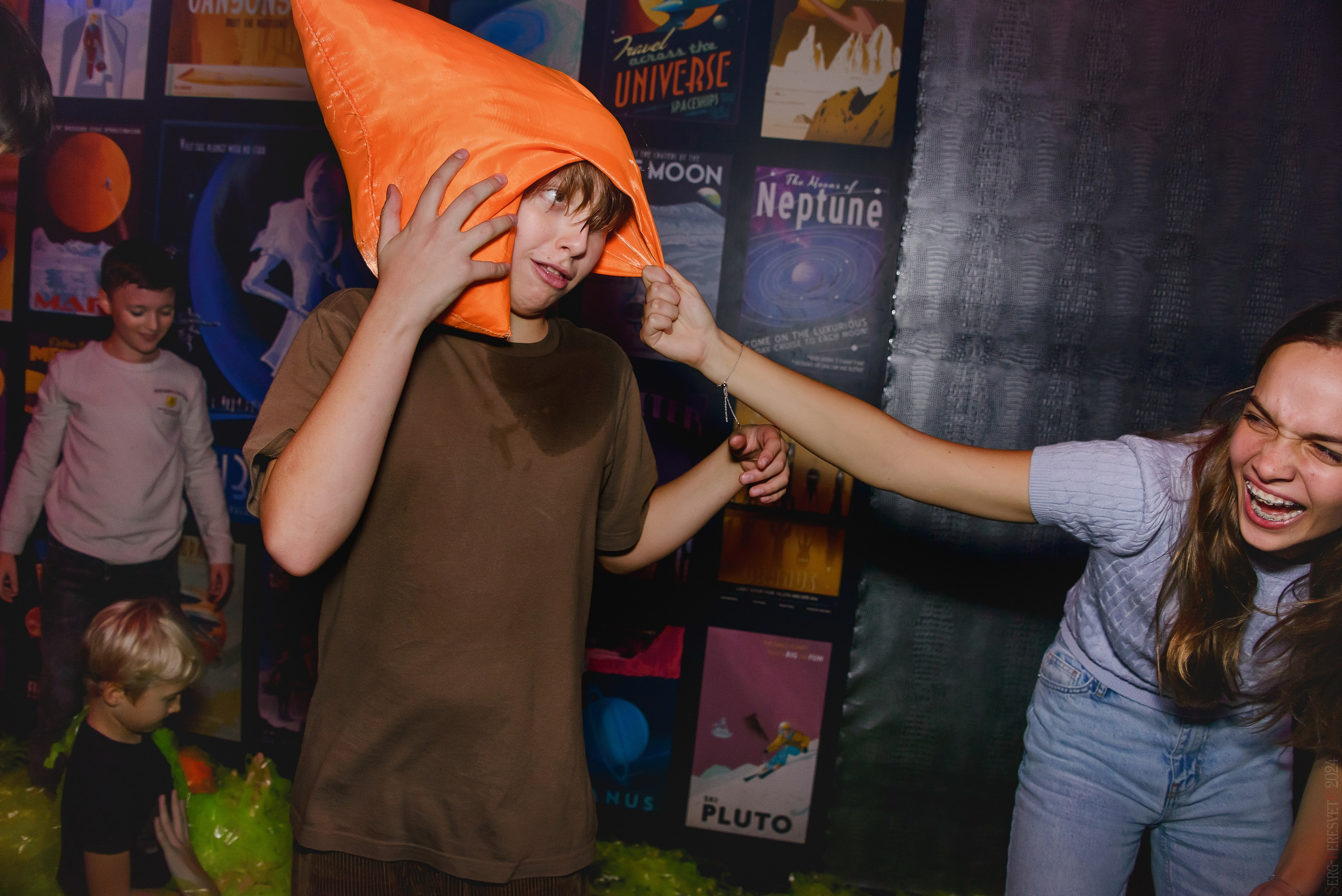 День рождения — шоу 2024-25: мафия, сахарная вата, бумажная дискотека, пиньята, зеркальный лабиринт. Ваш фотограф на праздник в Москве, Раменском, Жуковском, Люберцах