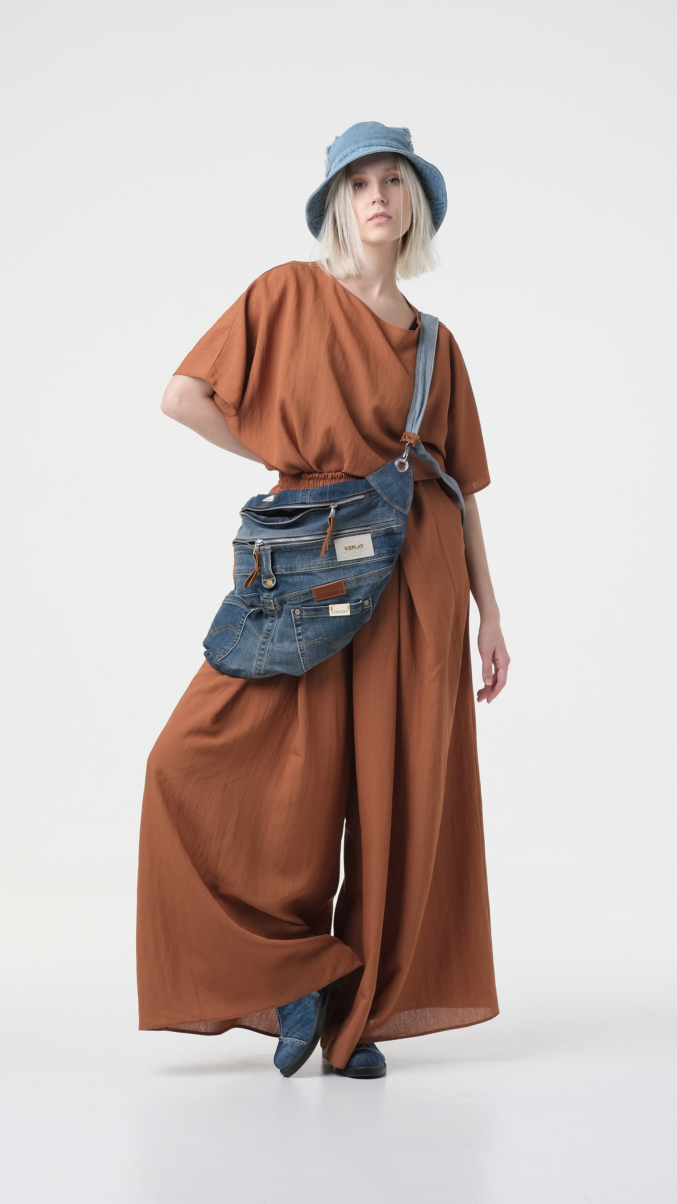 Продающие фотографии для маркетплейсов. Рыжее платье и джинсовая сумка. Красивое позирование красивой модели.