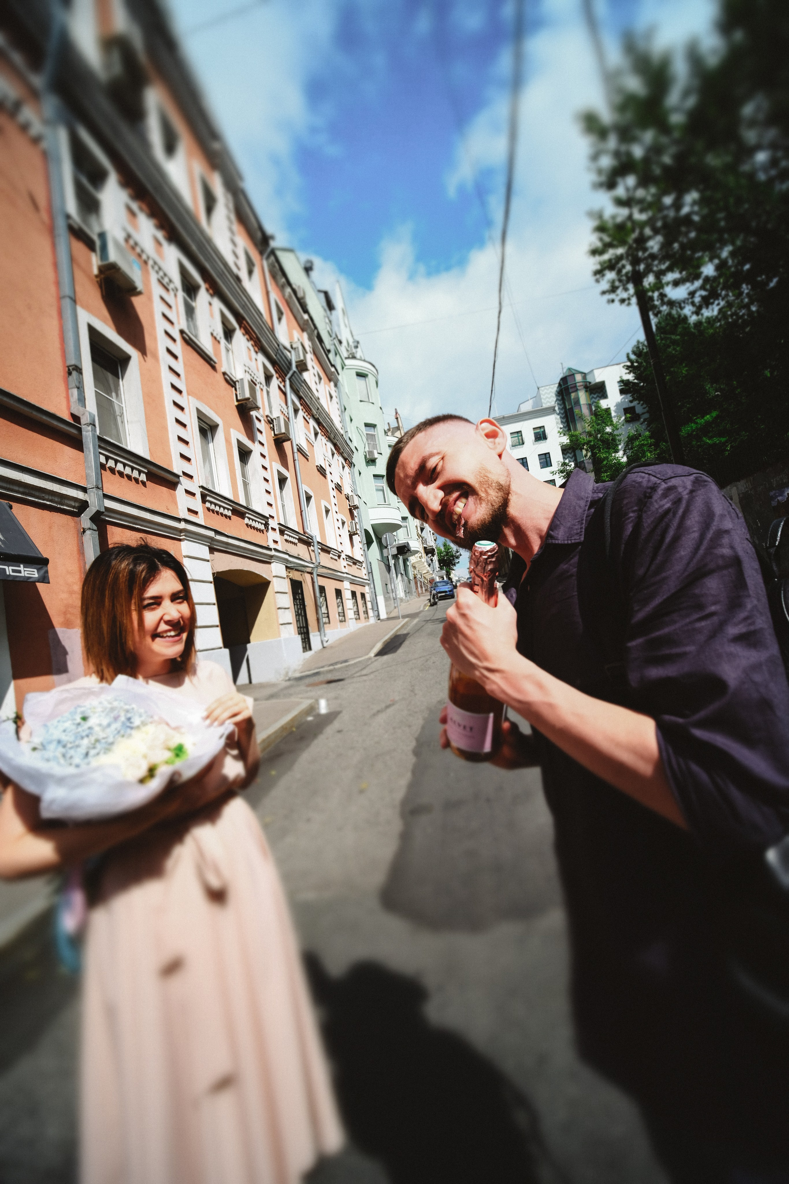 Жених открывает шампанское зубами.
