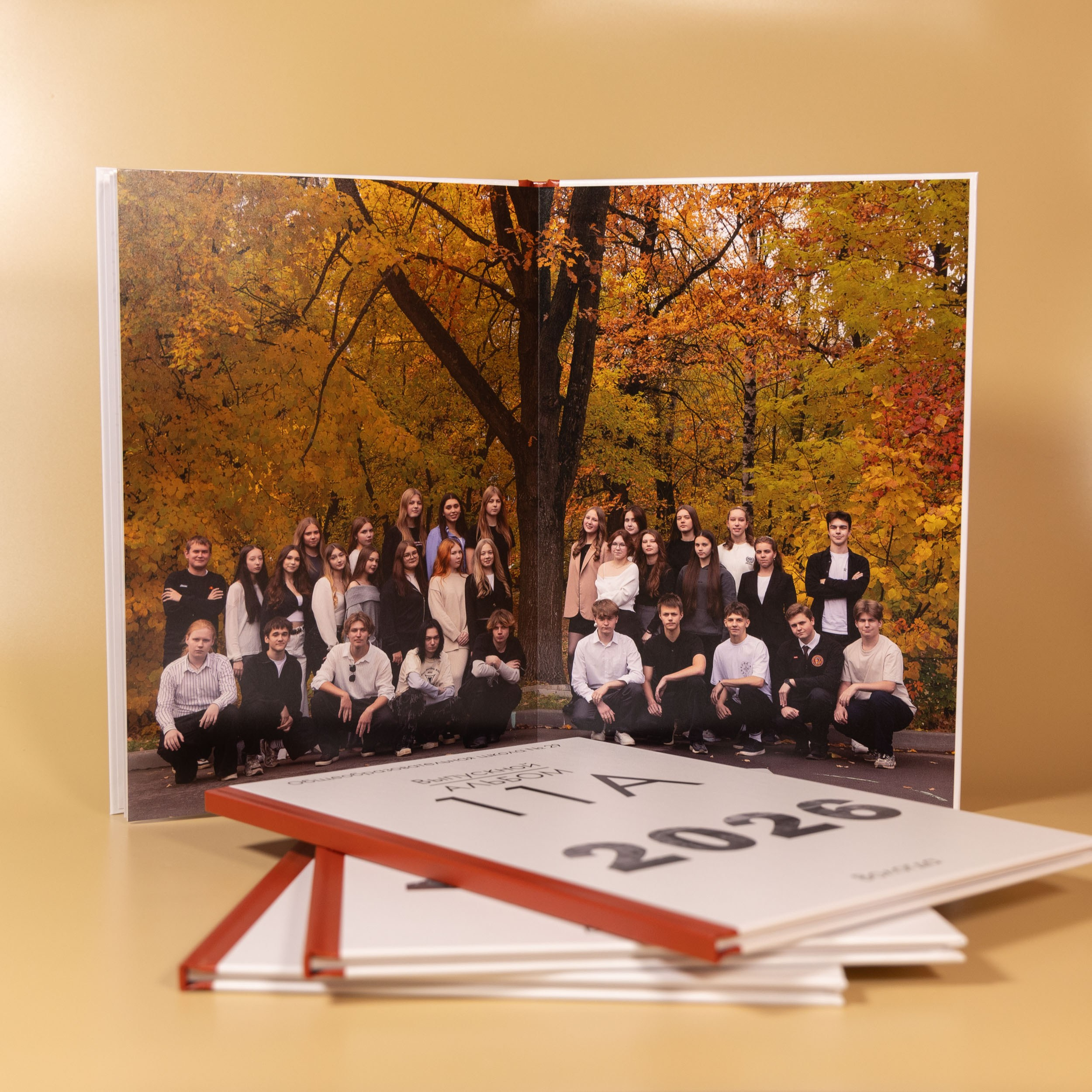 Общая осенняя фотография выпускников 11 класса в осеннем парке.