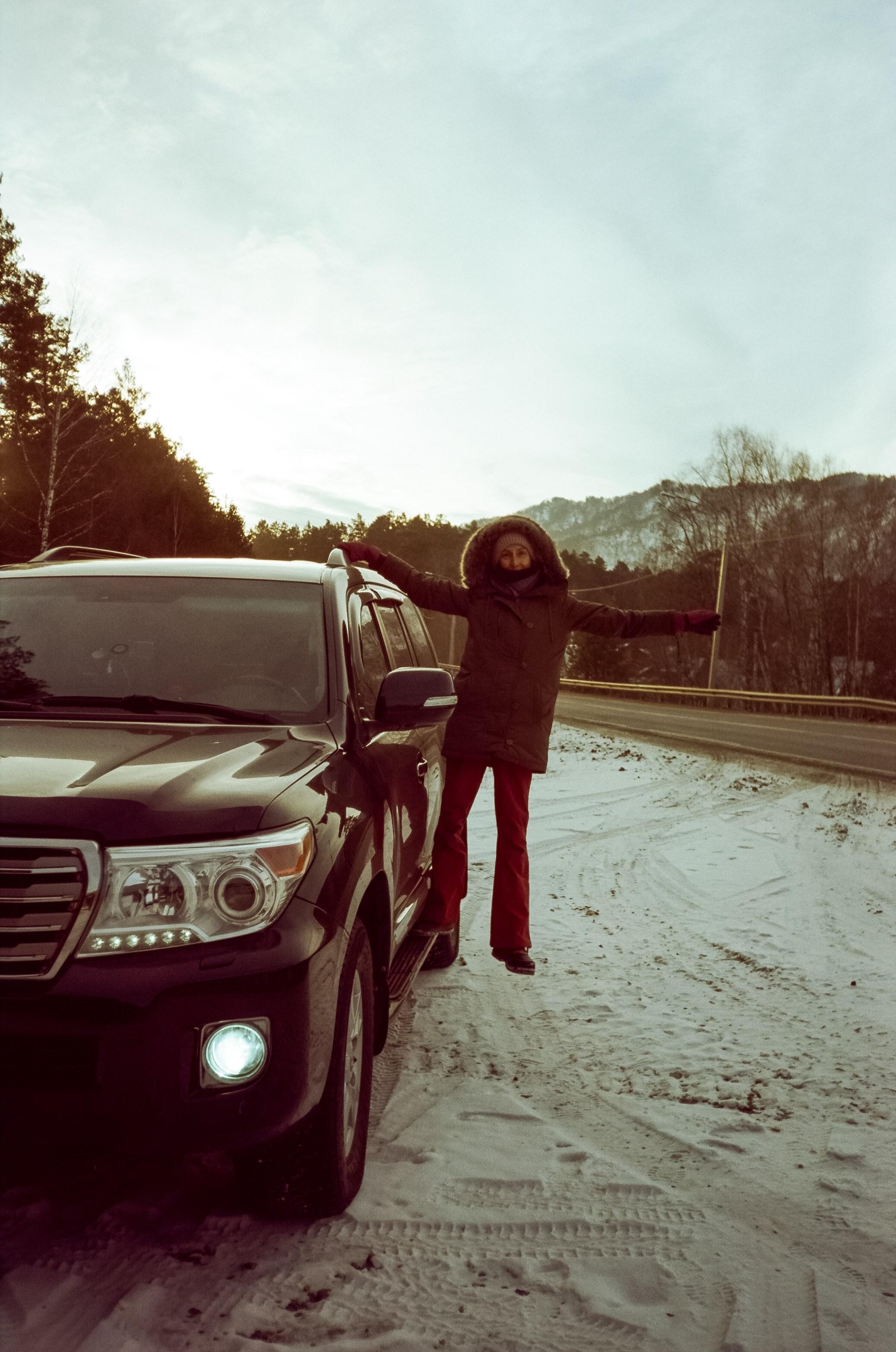 Сила Алтая и дорога в Манжерок. Land Cruiser и горы на закате. Фотограф-документалист Мария Осокина