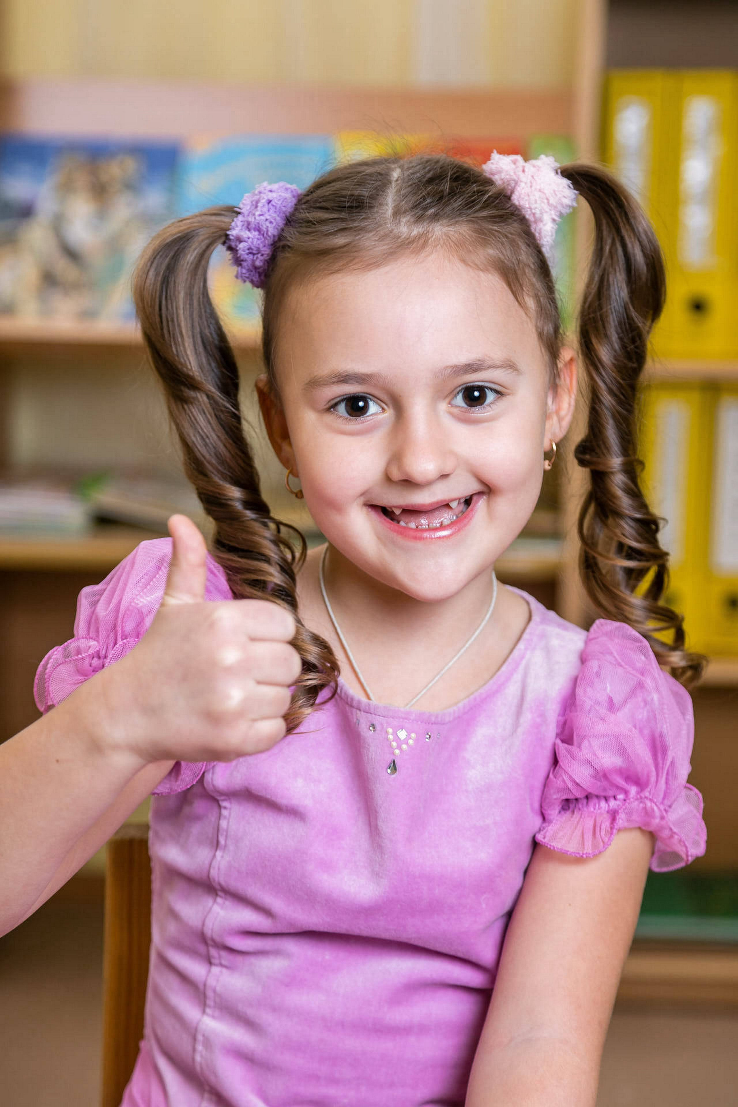 девочка с хвостиками показывает класс в детском саду