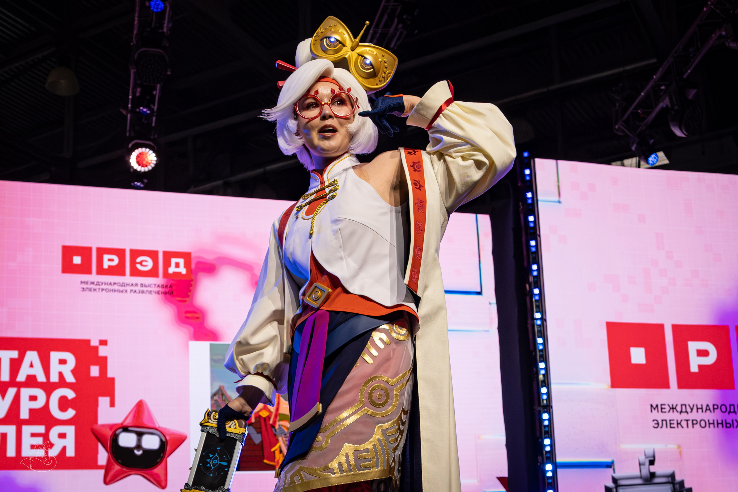 Сцена РЭД ЭКСПО 2024. Косплей фотограф
