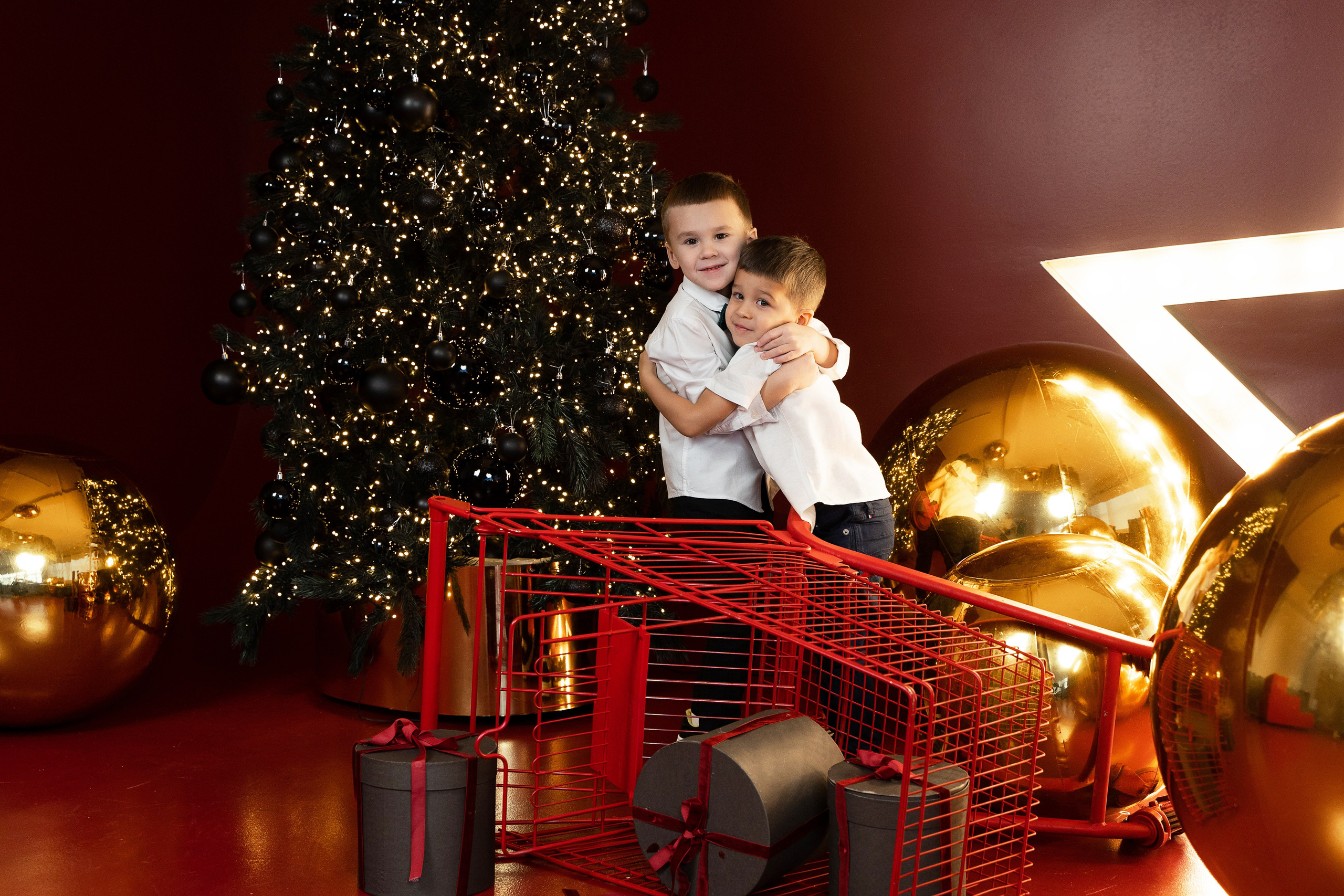 Новогодняя фотосессия с красной циклорамой. Фотограф Татьяна Мамонтова