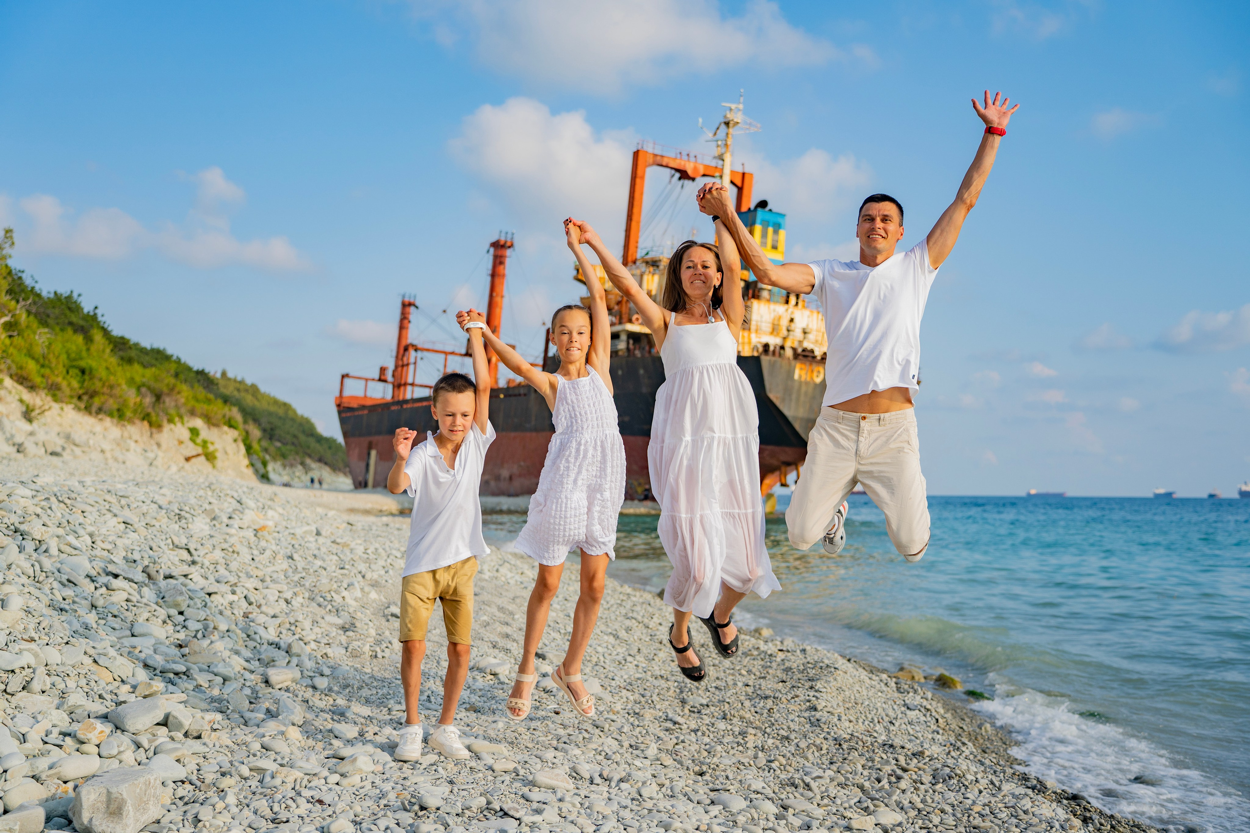 Фотосессия-поход к сухогрузу Рио. Семейный и детский фотограф Екатерина Черняева. Снимаю портреты, love story, фотопрогулки, работаю на улице, в кафе, студии, дома у клиента