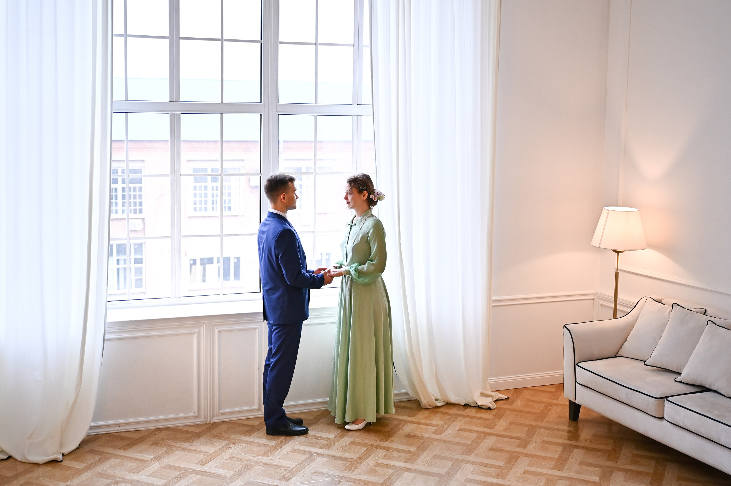 Жених и невеста на фоне белых занавесок в Краснодаре