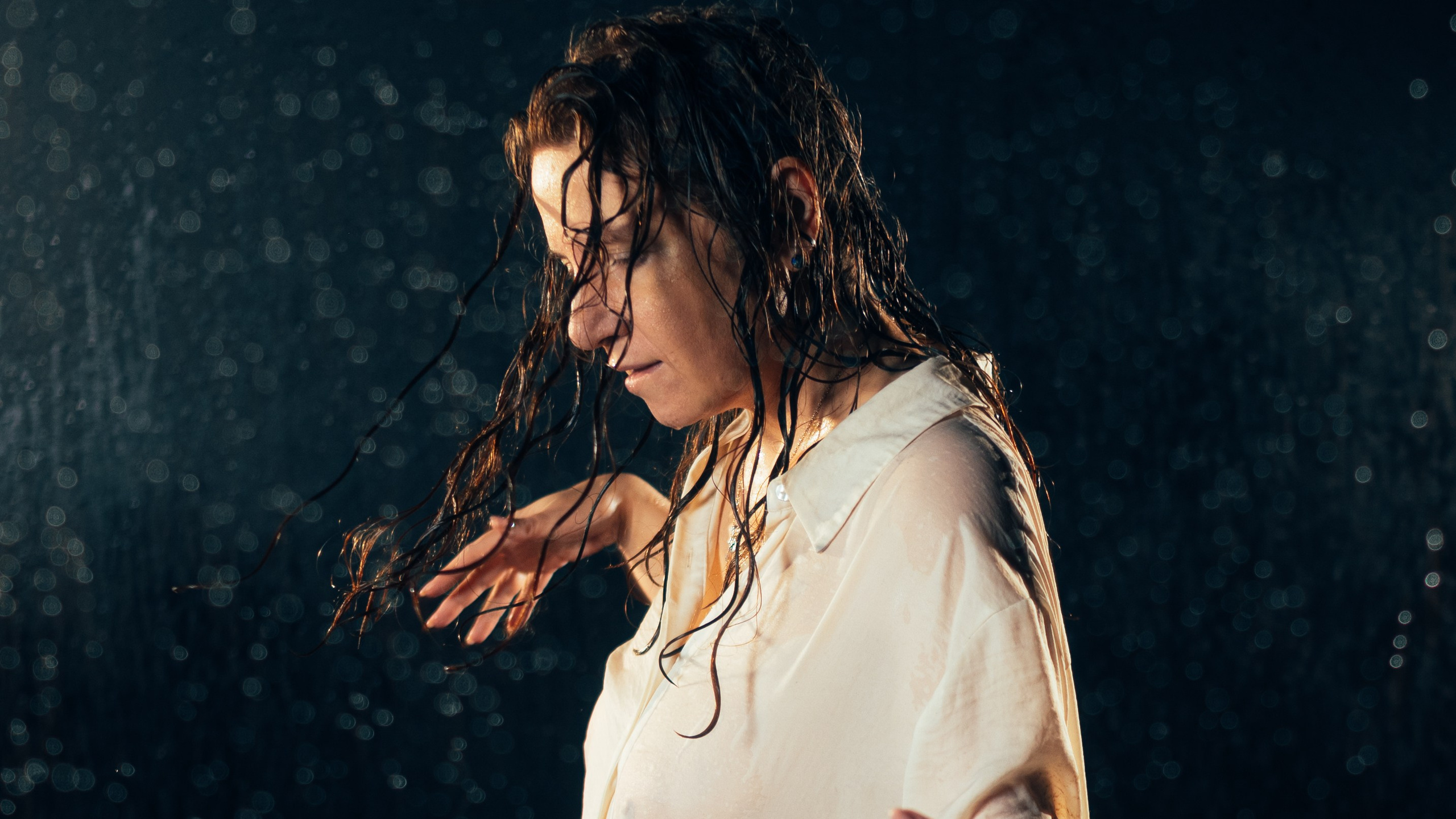 Женская съёмка в студии с дождём. Фотоведьма Дарья Нечинская