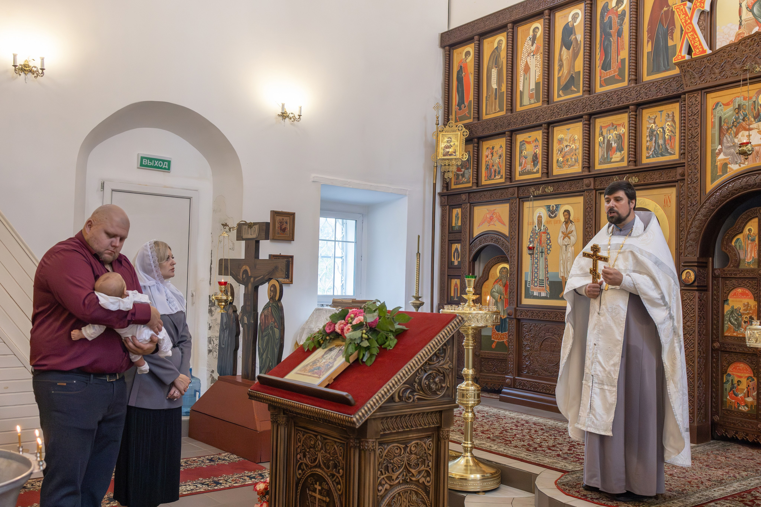 Таинство Крещения Степана в храме Воскресения Христова, с. Трубино (Калужская обл.). Надежда Стар семейный и церковный фотограф в Жукове и Калужской области