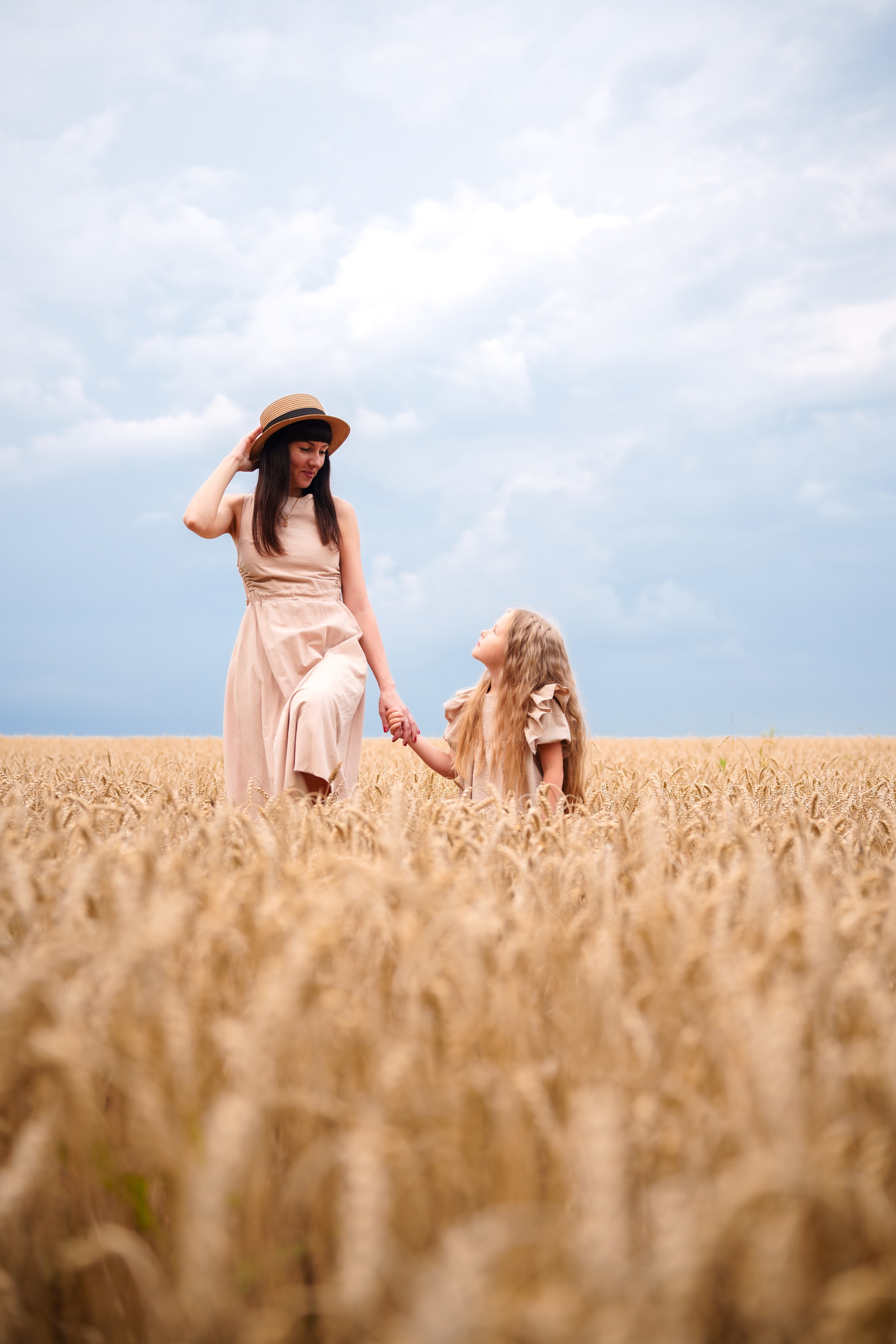 Мама с дочкой в пшеничном поле (01.08.2023). Фотограф Андрей Чеботок (Белгород, Курск, Воронеж, Старый Оскол)