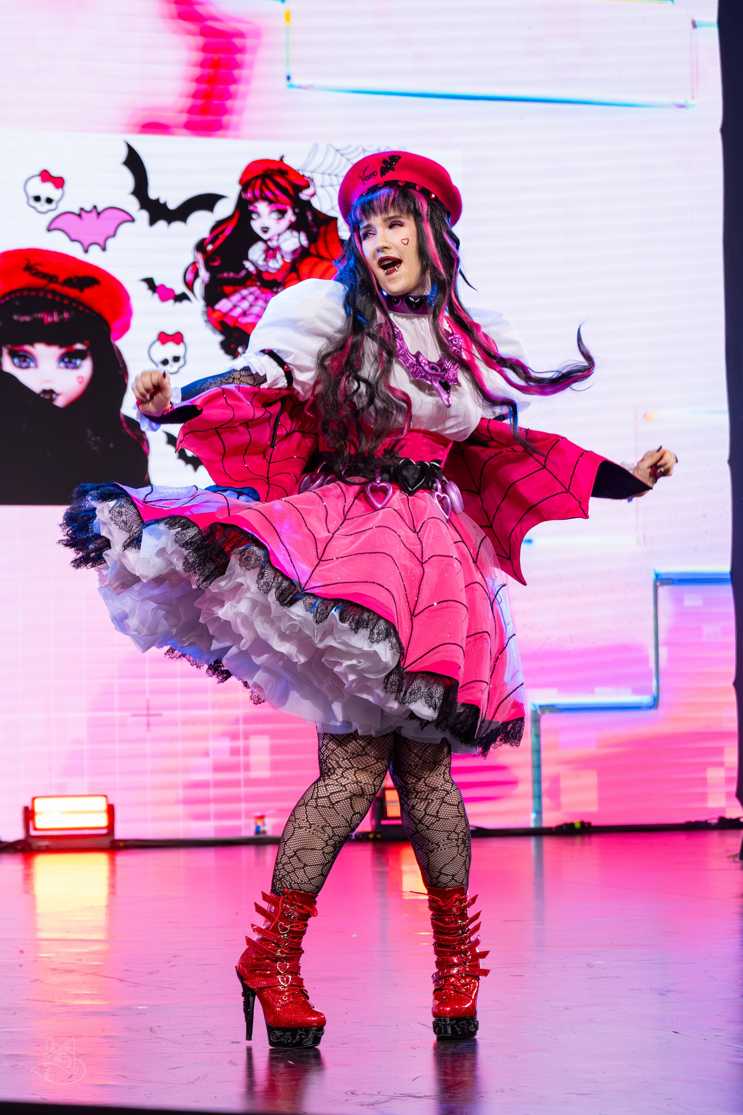 Сцена РЭД ЭКСПО 2024. Косплей фотограф