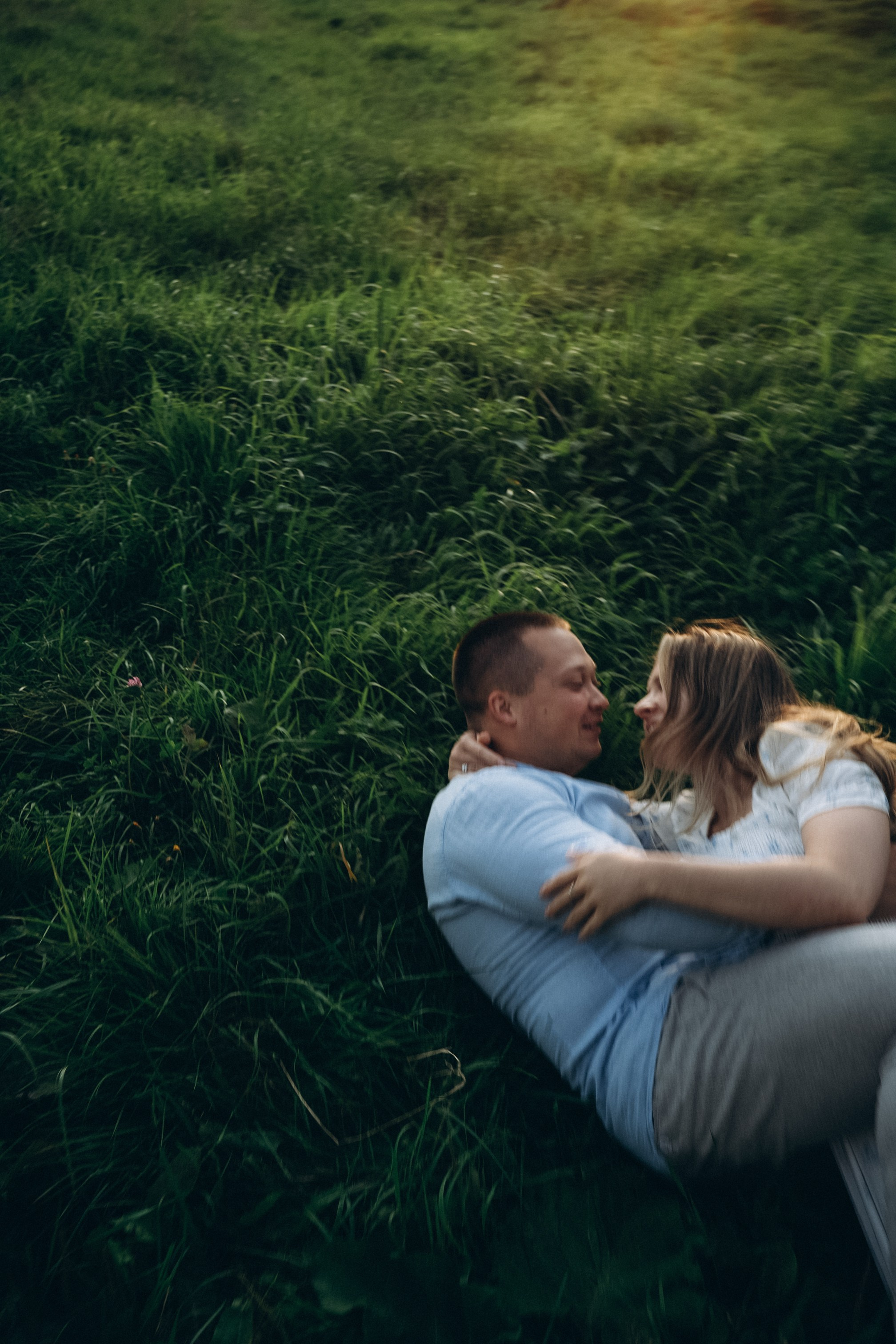Целоваться в траве. Семейный свадебный фотограф Екатеринбург Первоуральск Шарнина Алёна