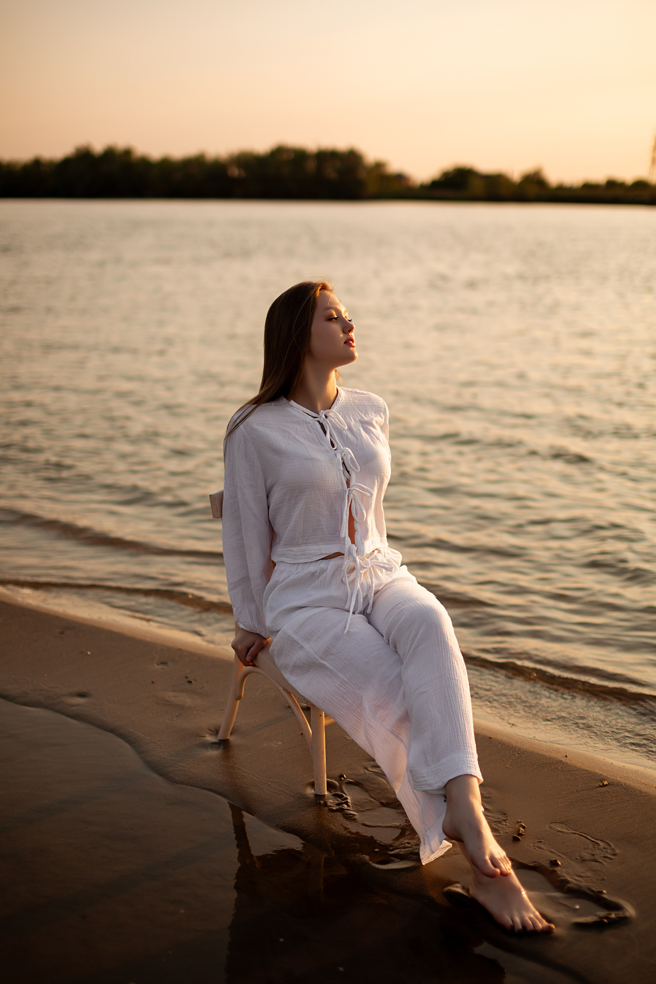 У воды. Https://malovafoto.ru