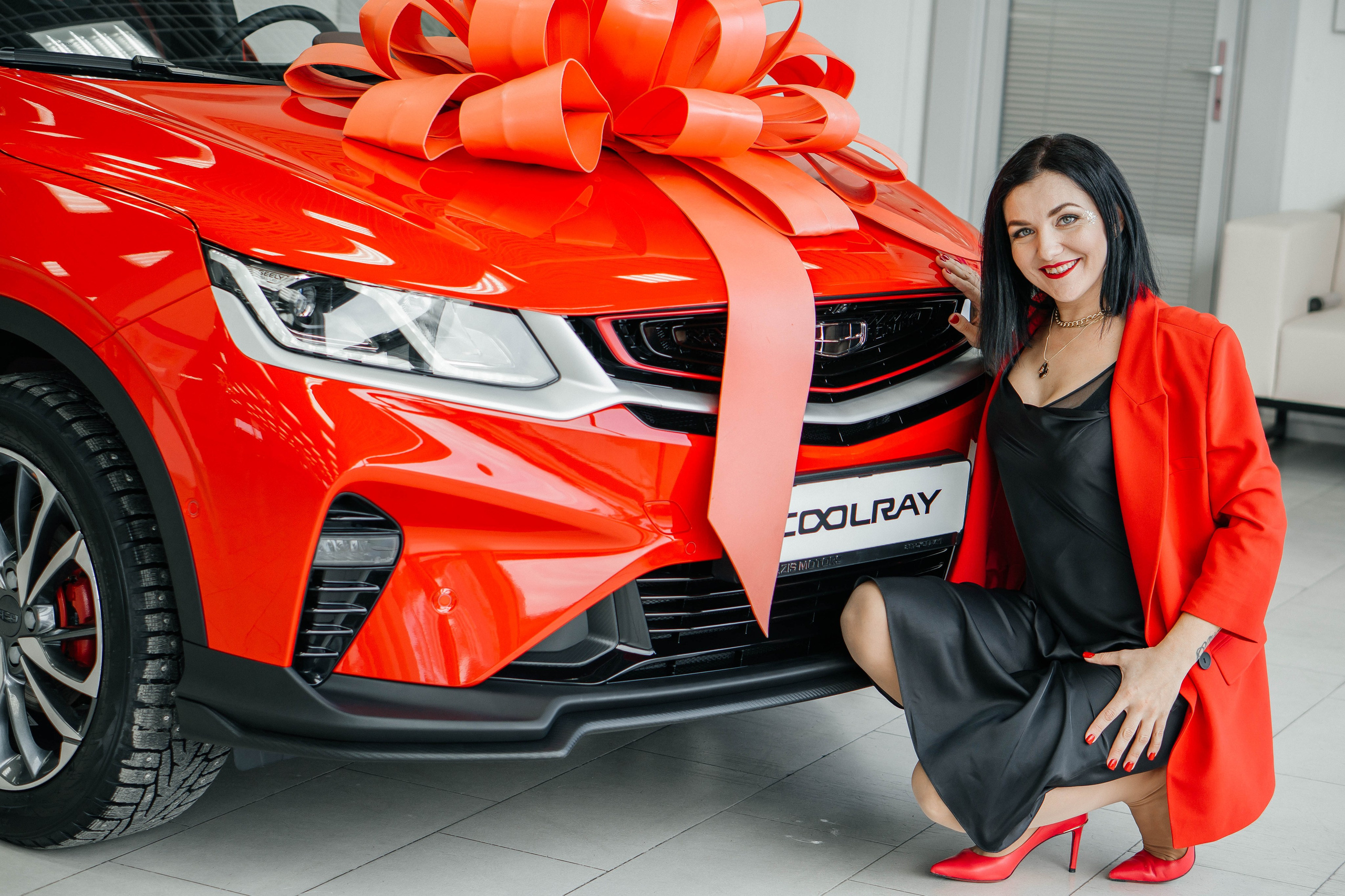 В автосалоне. Получение ключей от автомобиля. Женский, семейный и детский фотограф в Тюмени Диана Осипова