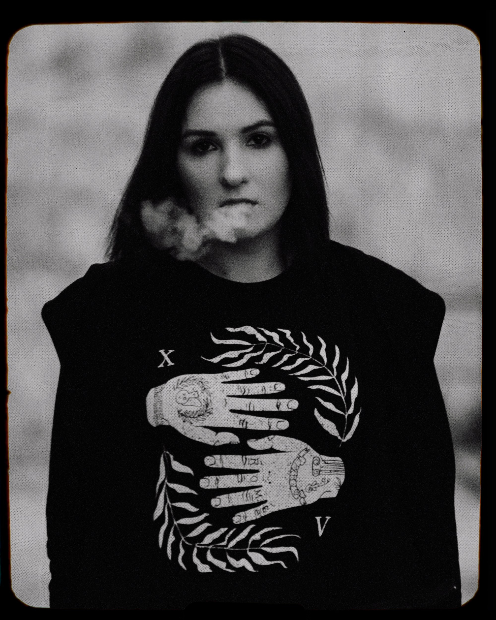 Девушка курит вэйп.