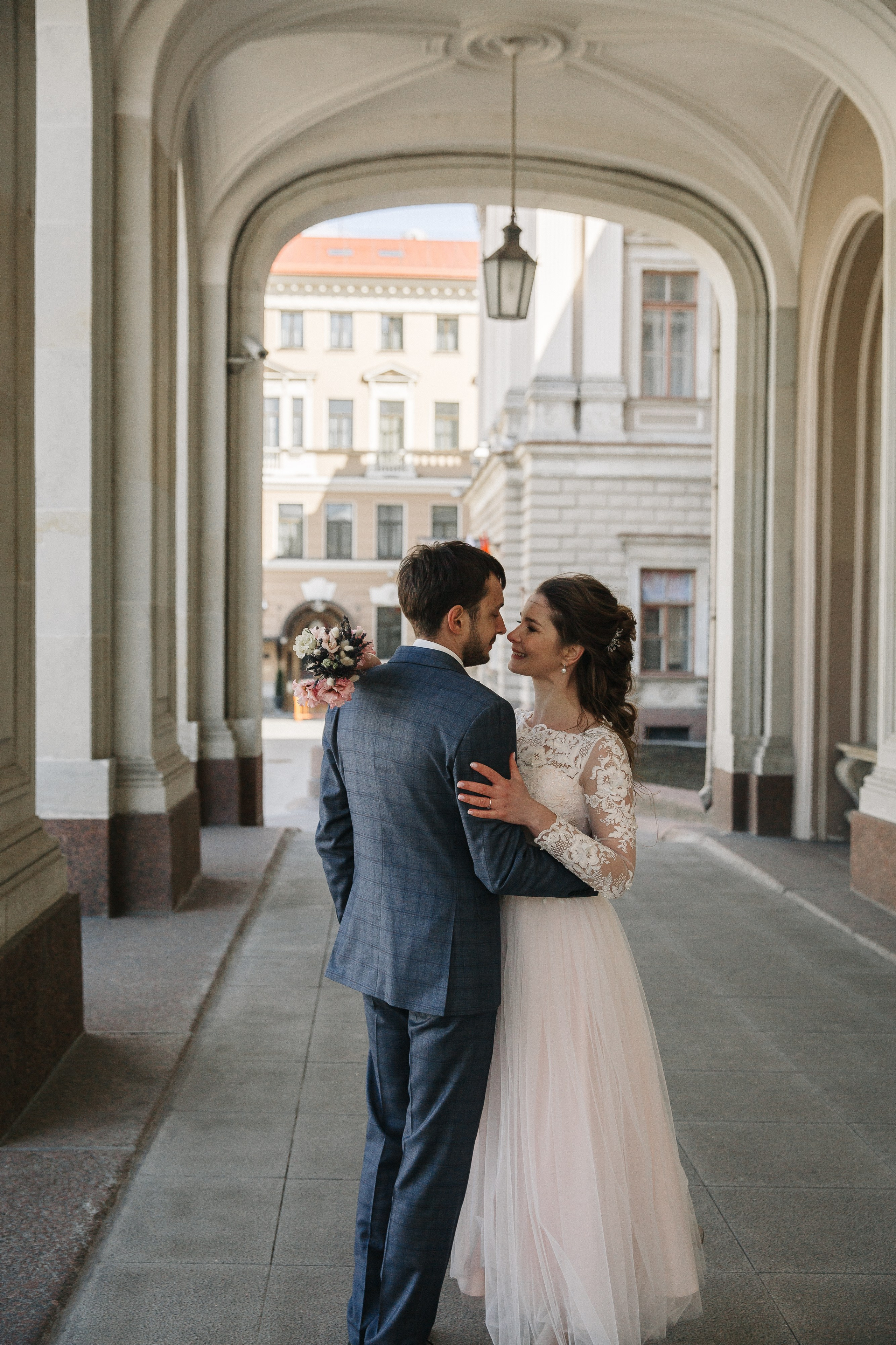 МАЙ | Дворец № 1, Атланты, Эрмитажный дворик. Свадебный фотограф в Санкт-Петербурге Полина Корзухина