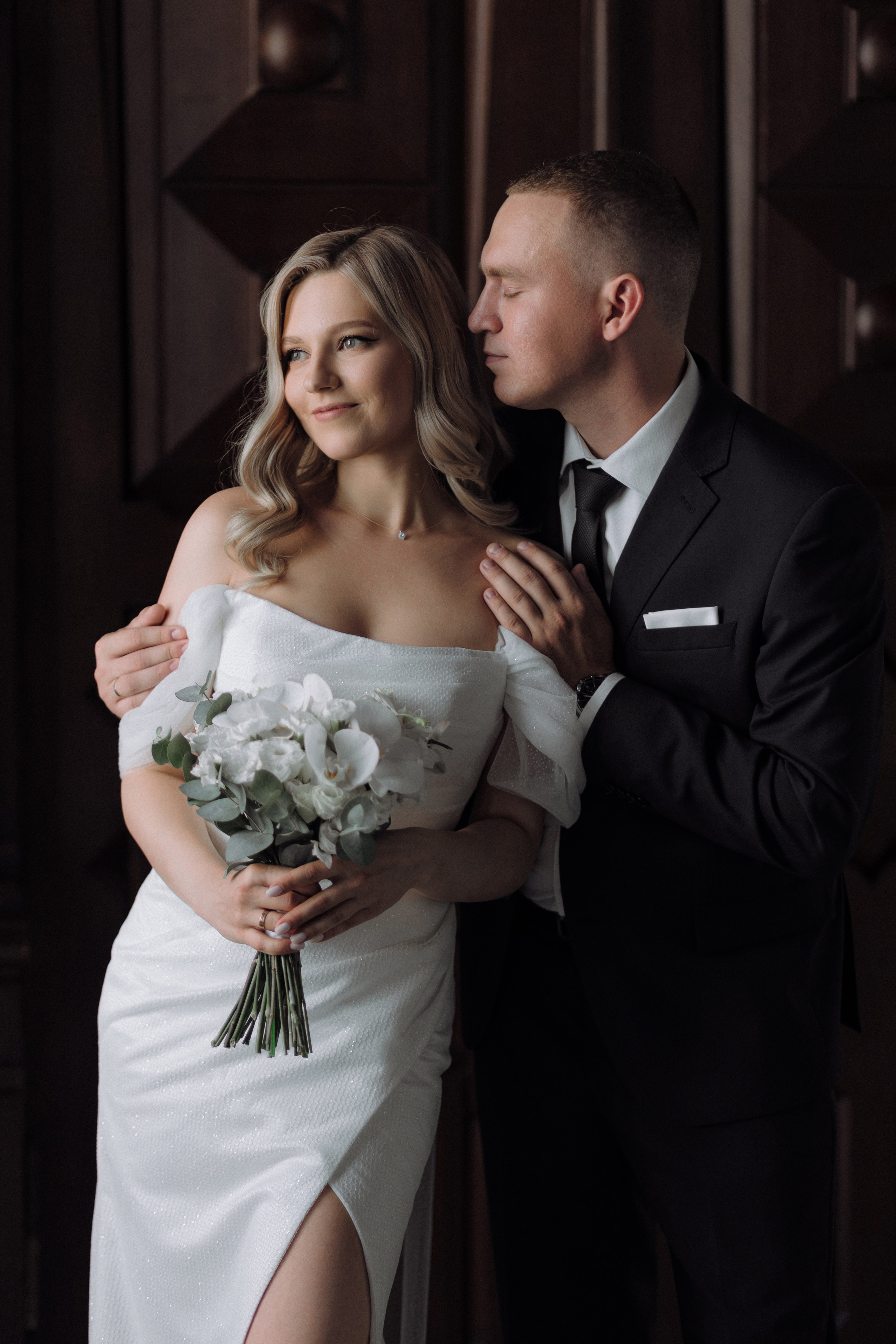 Спиридоновский ЗАГС Москва. Фотограф на свадьбу в ЗАГСе. Свадебная фотосессия в Москве. Свадебный фотограф. Букет. Свадебное платье, фата.