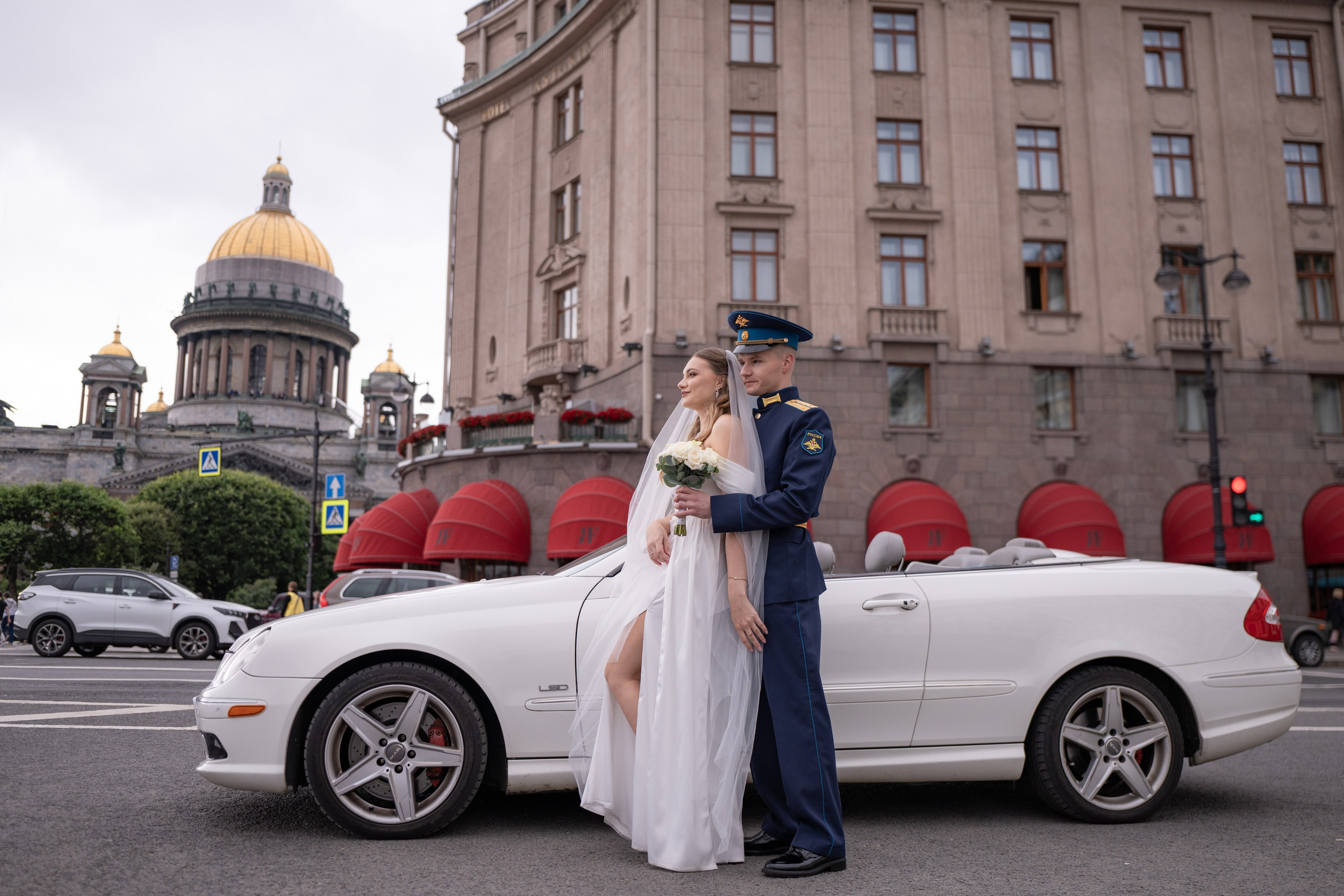 Красивые места для свадебной фотосессии летом в Санкт-Петербурге. Свадебный фотограф Александр Невский в Санкт-Петербурге