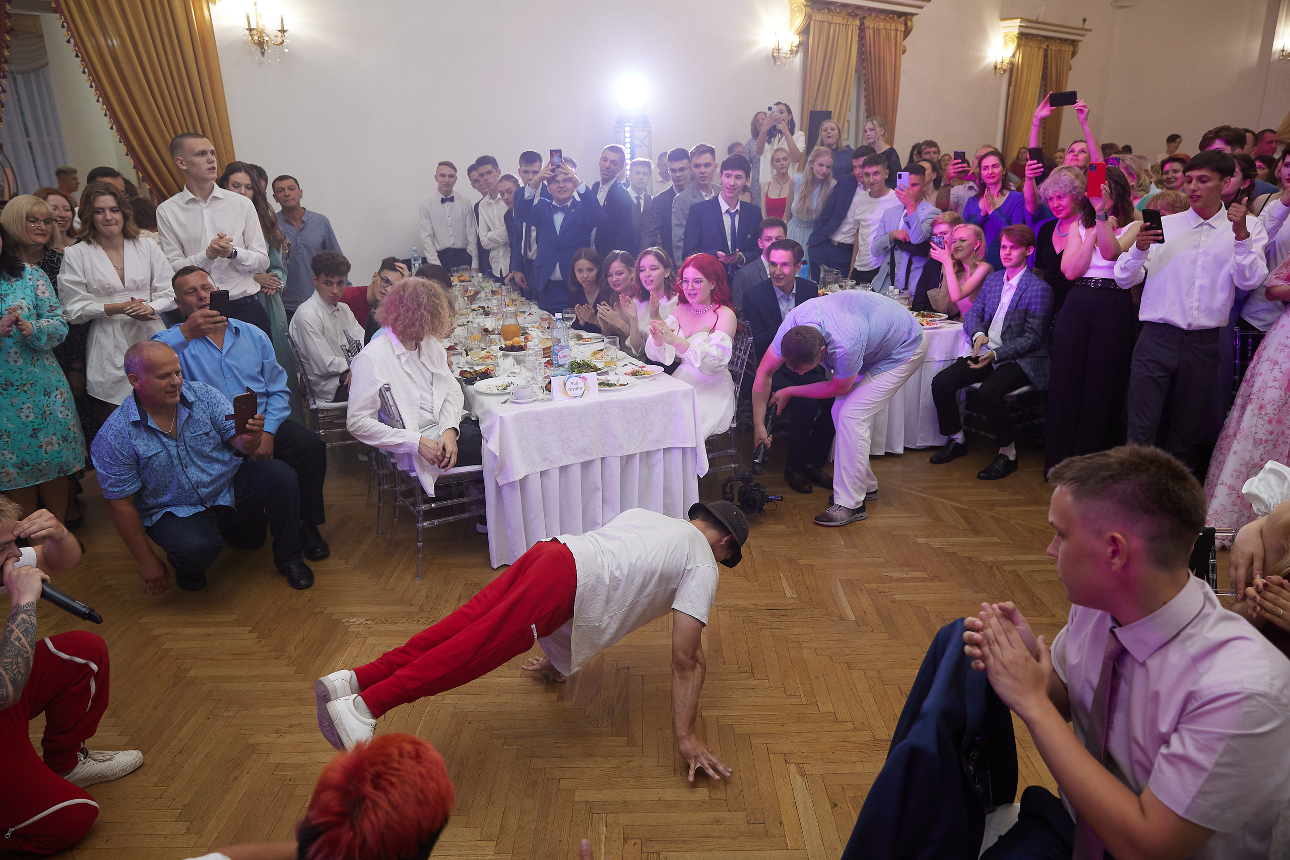 Выпускной вечер, вручение диплопов. Выпускные альбомы в Томске. Фотограф Сергей Стёпин