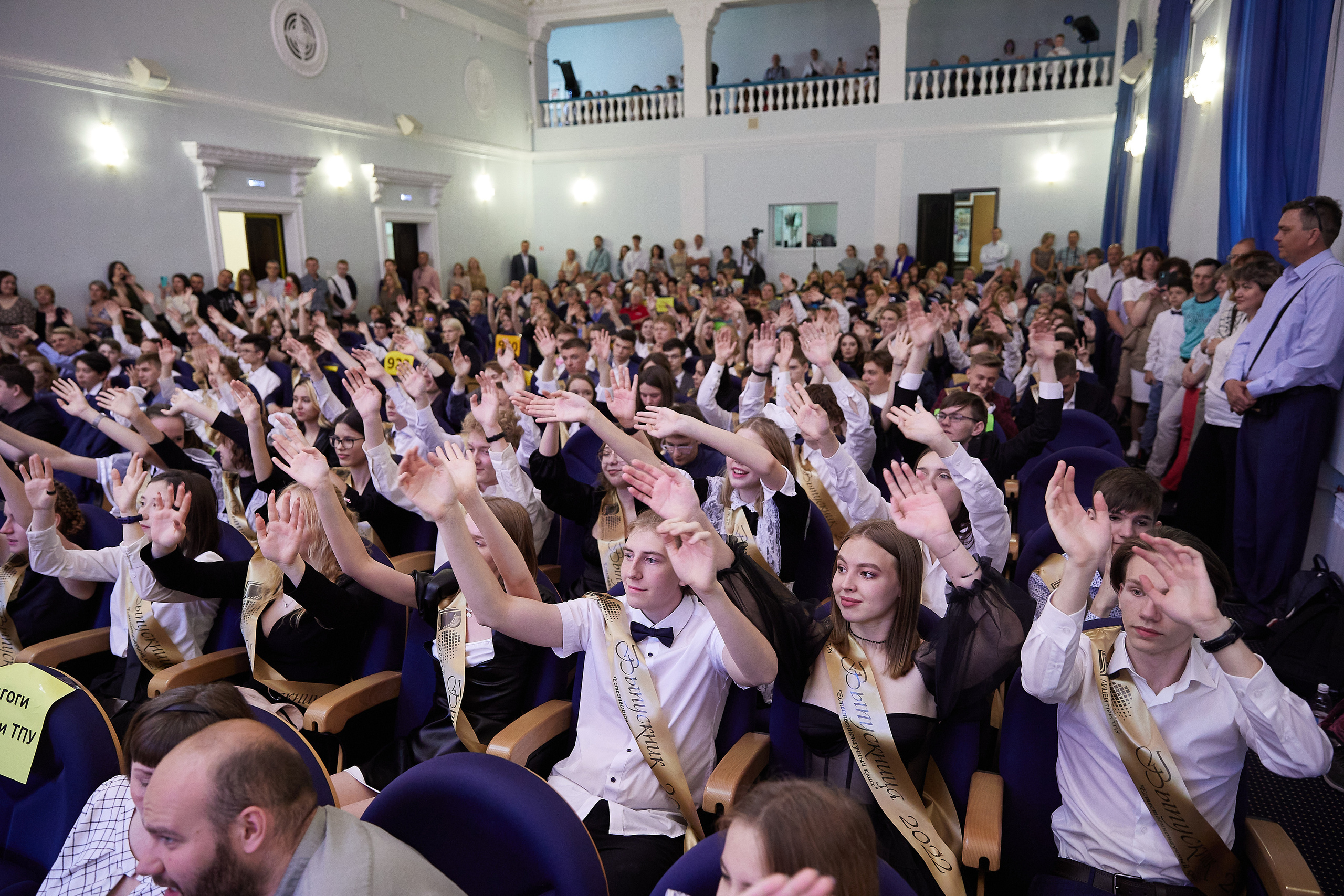 Выпускной вечер, вручение диплопов. Выпускные альбомы в Томске. Фотограф Сергей Стёпин
