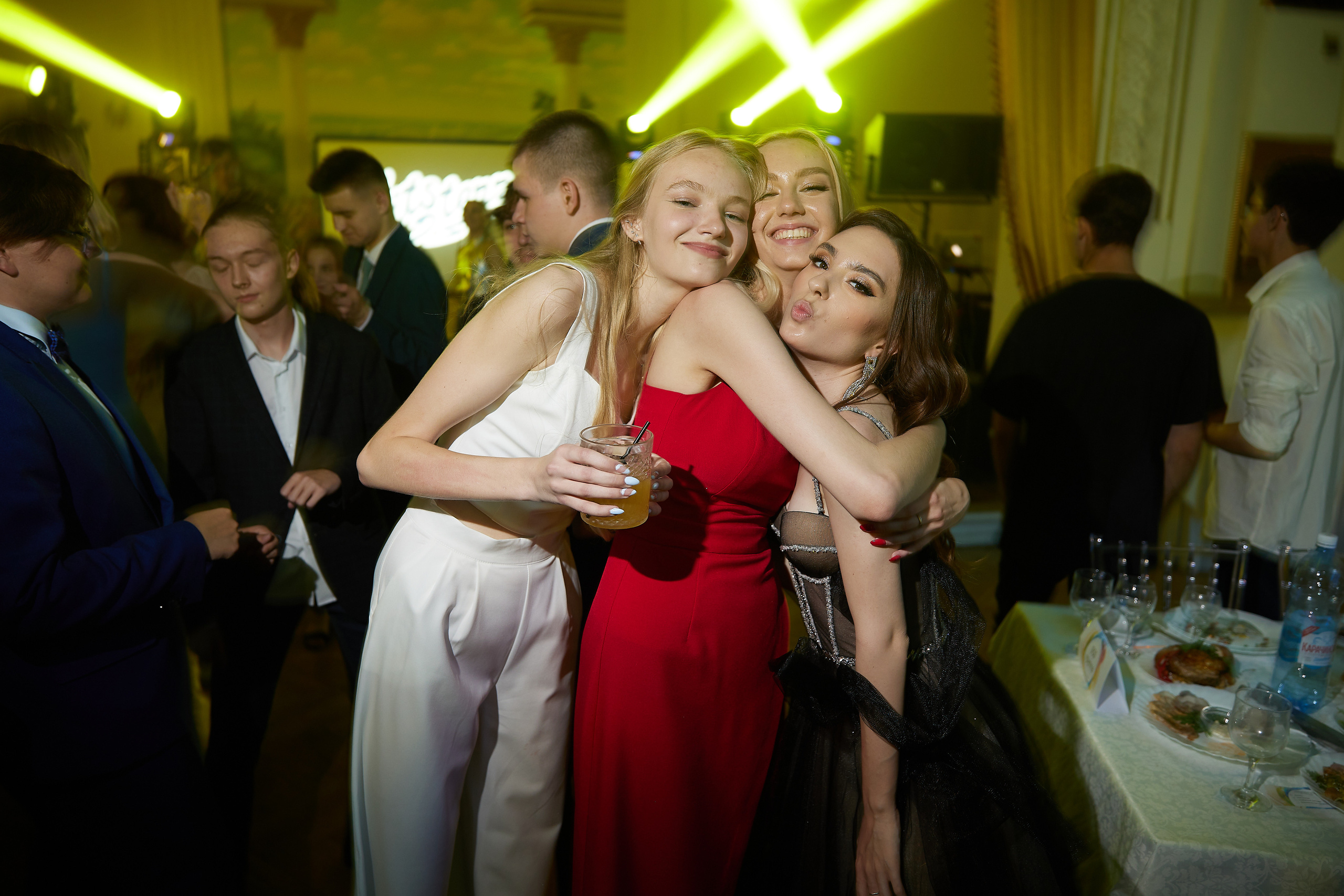 Выпускной вечер, вручение диплопов. Выпускные альбомы в Томске. Фотограф Сергей Стёпин