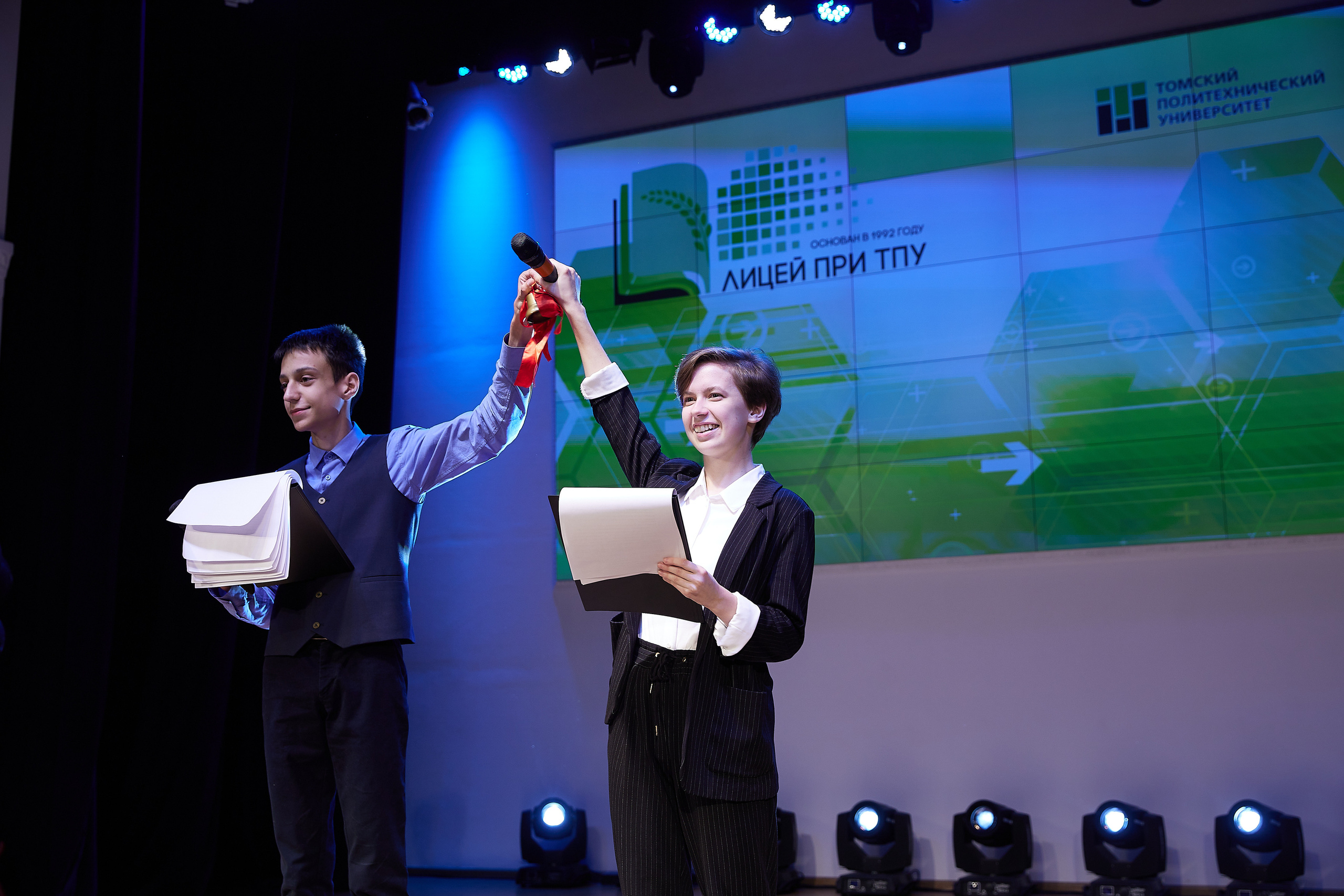 Выпускной вечер, вручение диплопов. Выпускные альбомы в Томске. Фотограф Сергей Стёпин