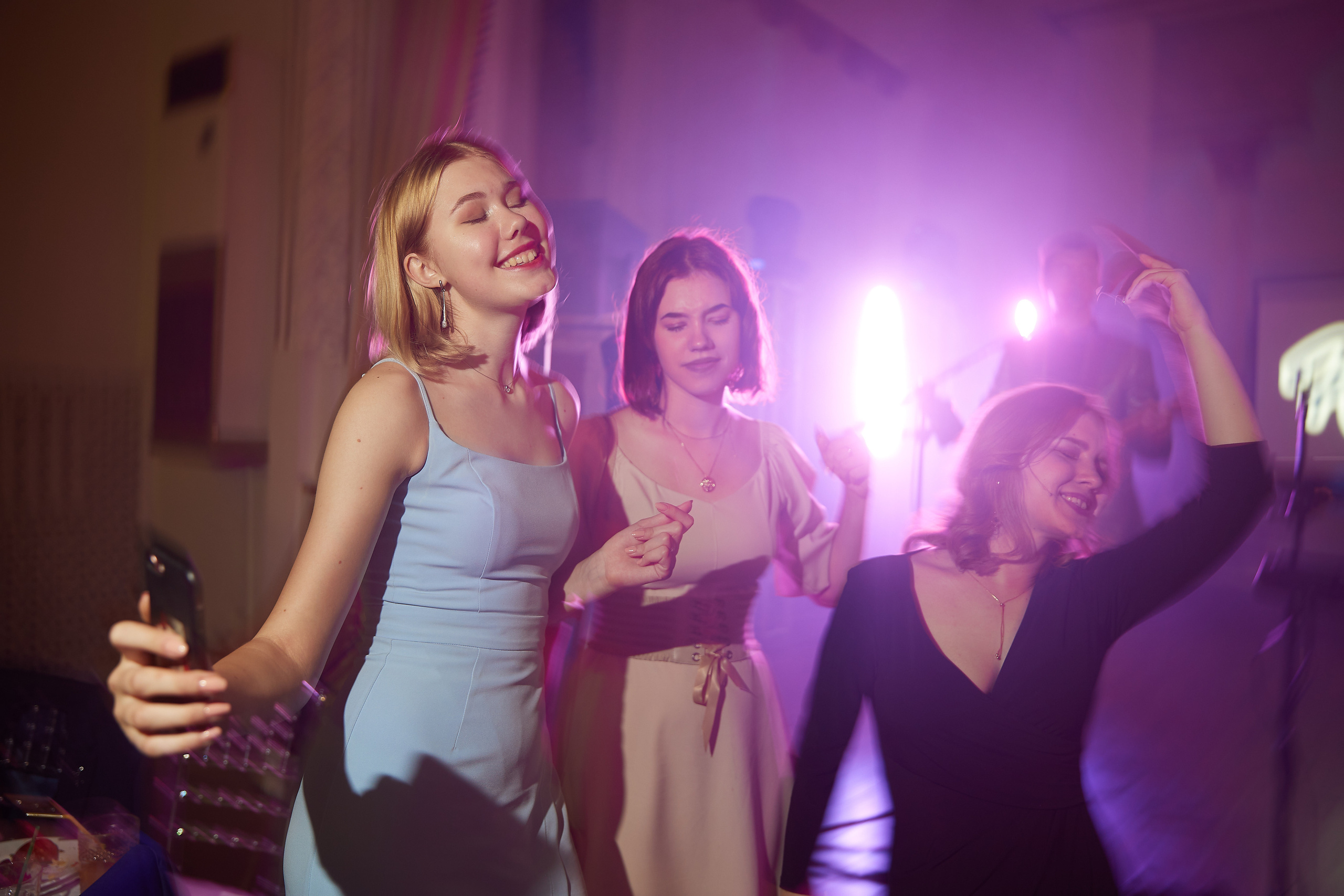 Выпускной вечер, вручение диплопов. Выпускные альбомы в Томске. Фотограф Сергей Стёпин