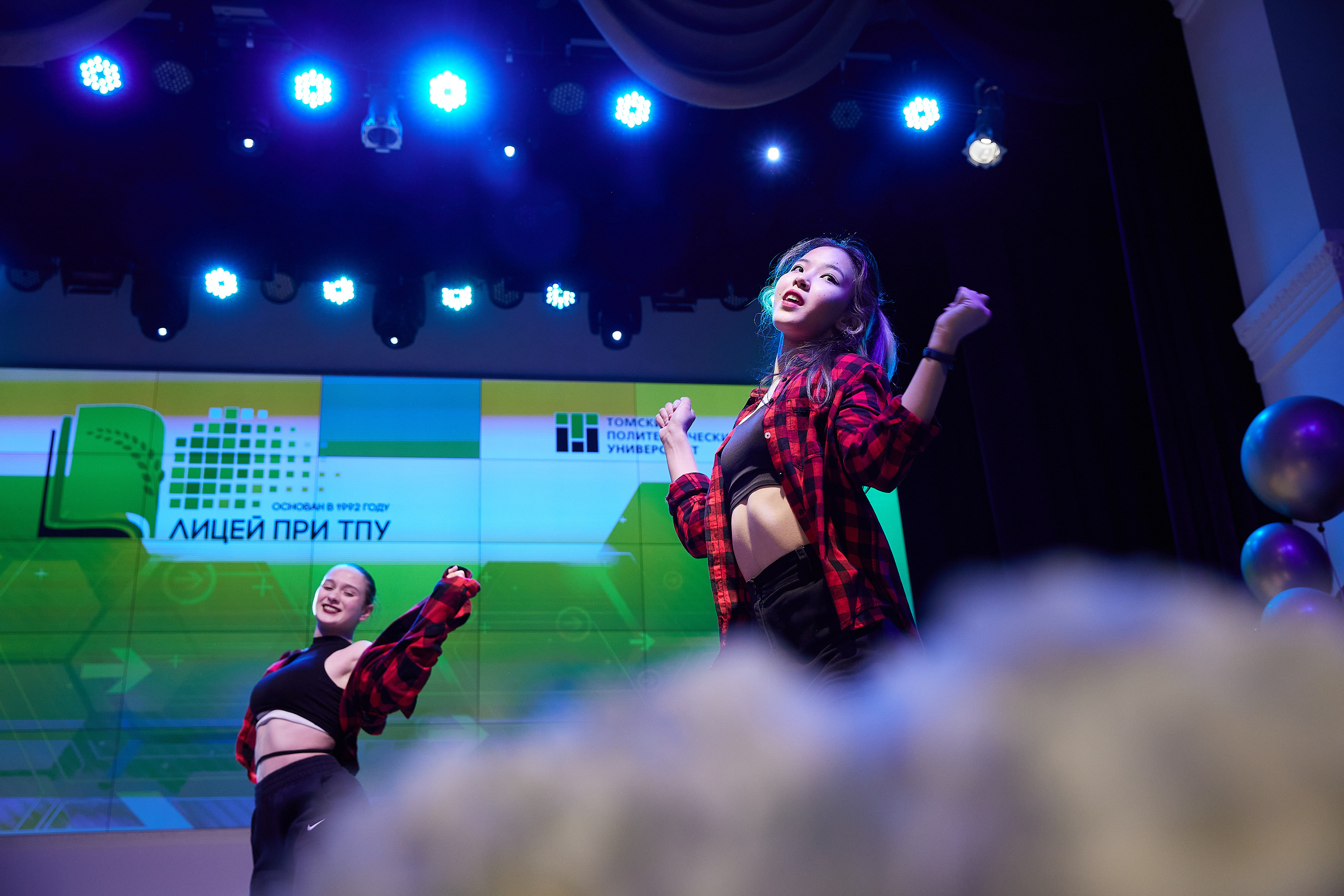 Выпускной вечер, вручение диплопов. Выпускные альбомы в Томске. Фотограф Сергей Стёпин