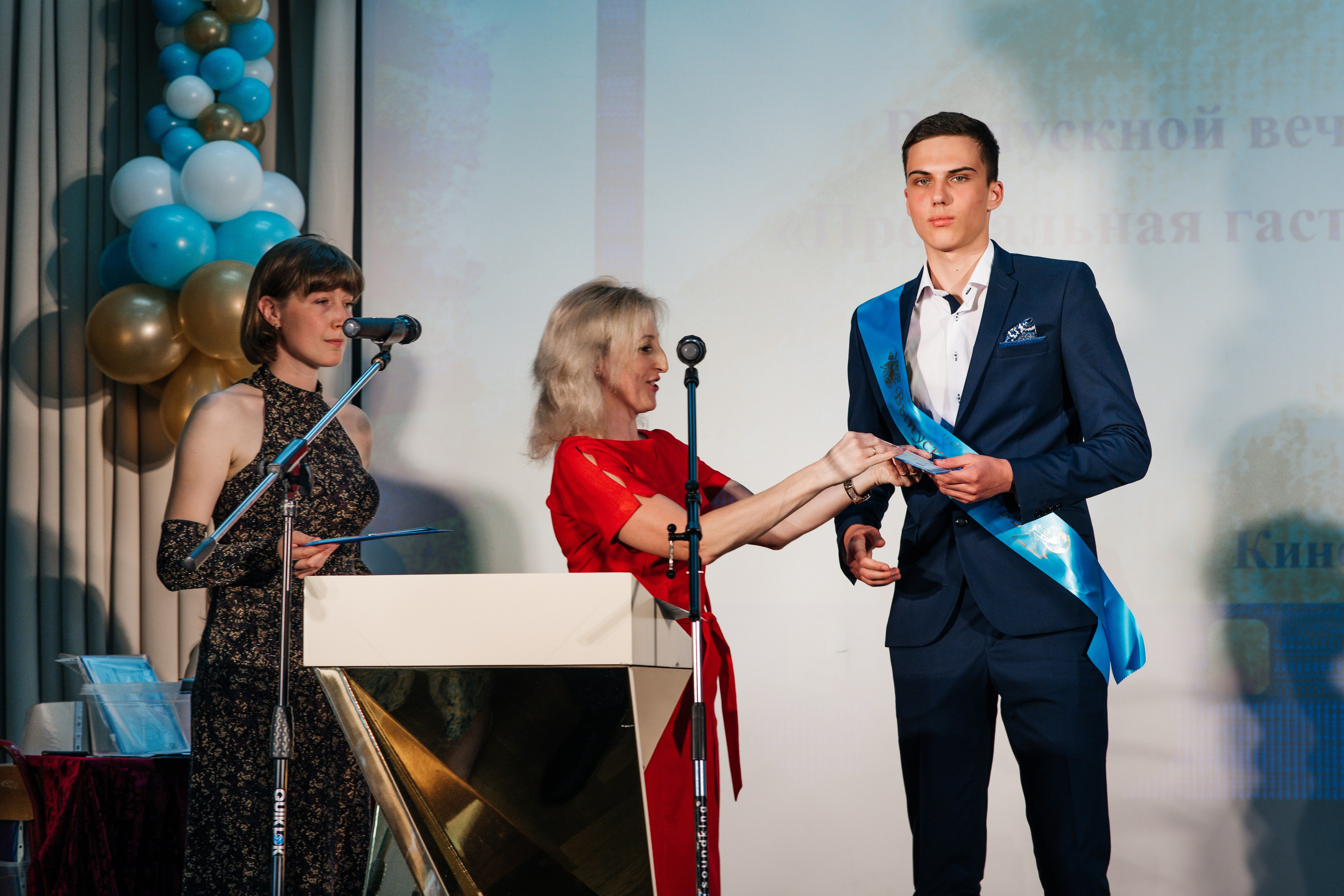 Вручение аттестатов. Выпускные альбомы в Подольске Москве и МО