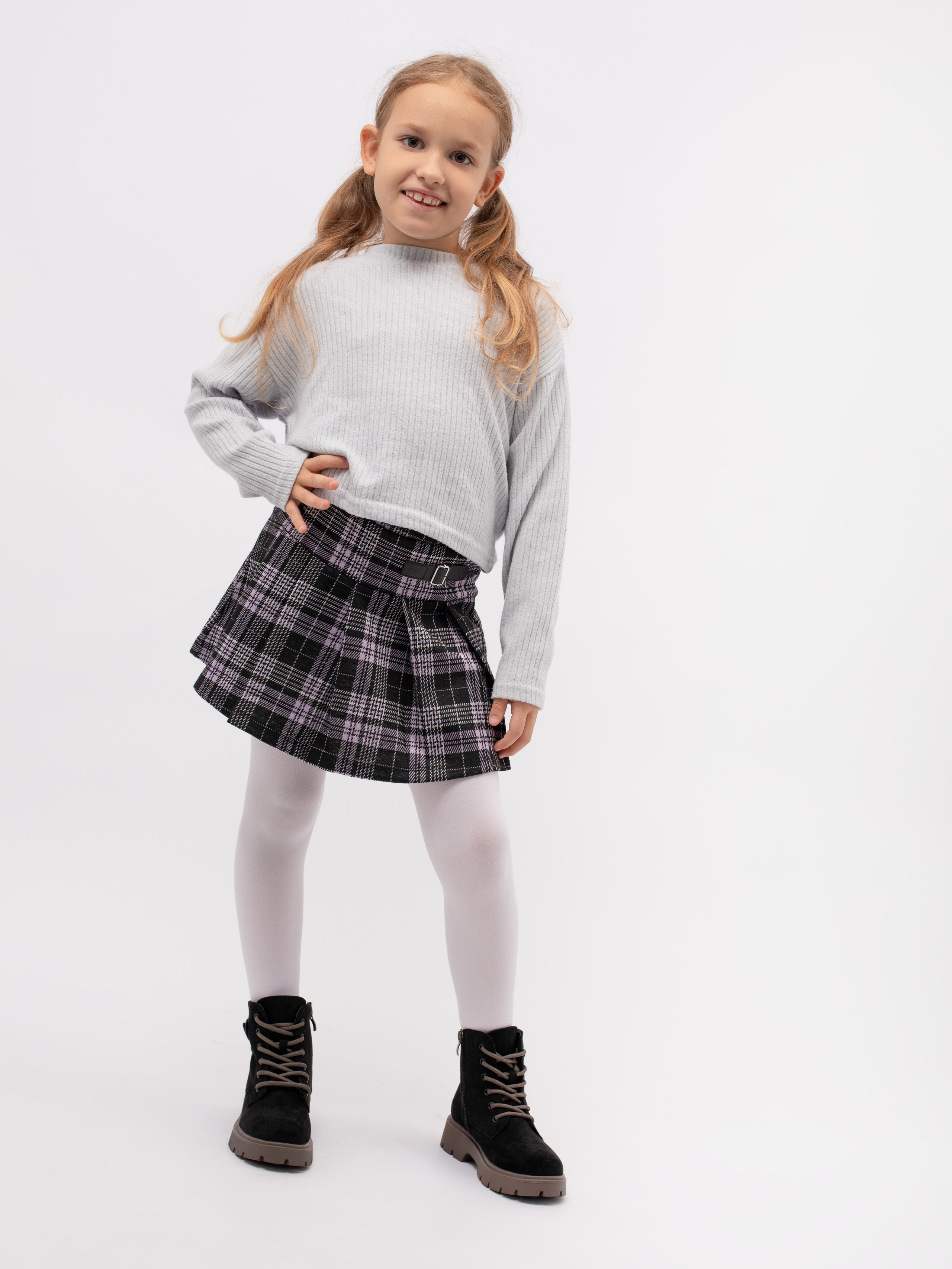 Ботинки для девочки. Фотостудия предметной и модельной съёмки для маркетплейсов