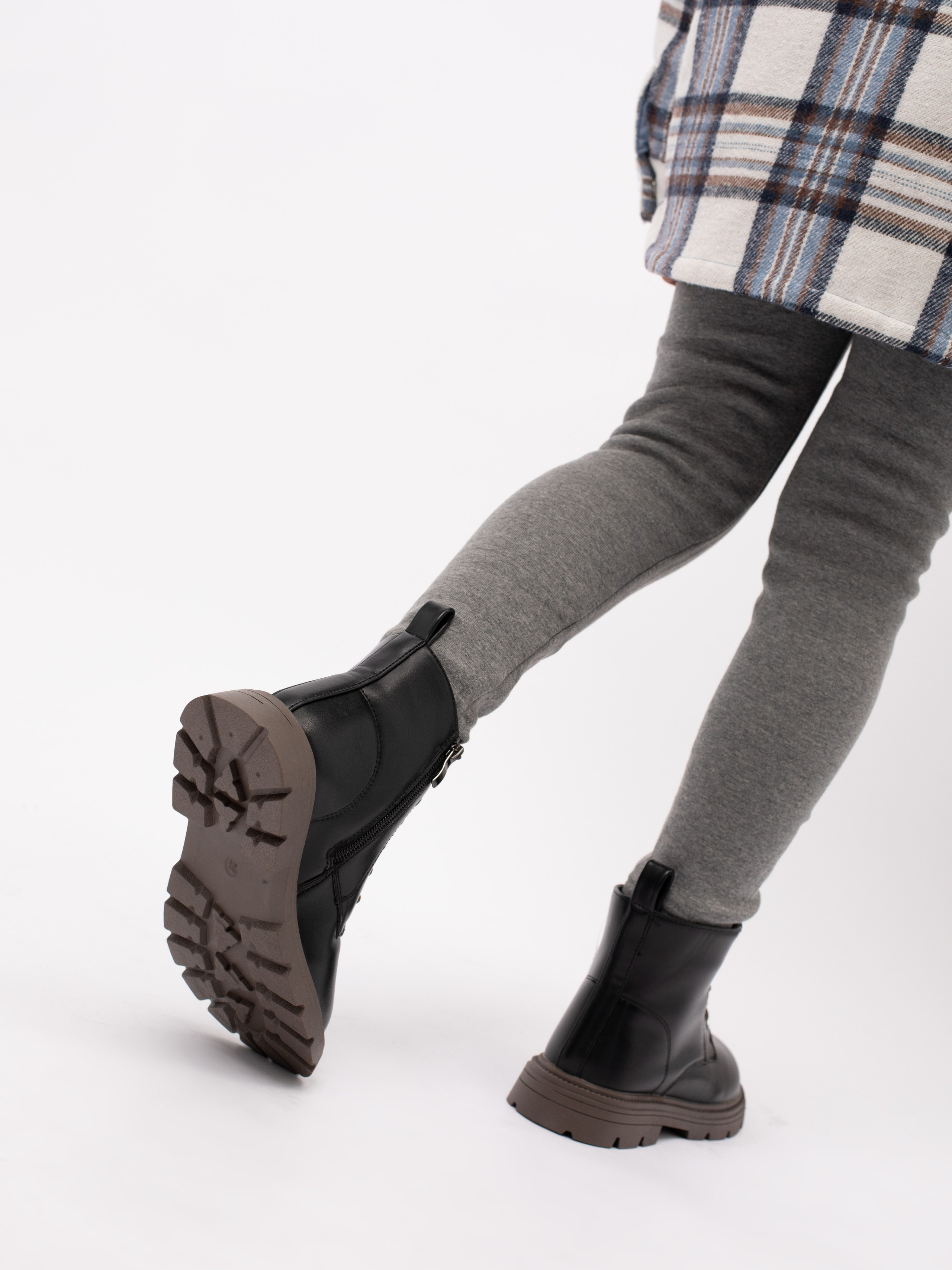 Ботинки для девочки. Фотостудия предметной и модельной съёмки для маркетплейсов