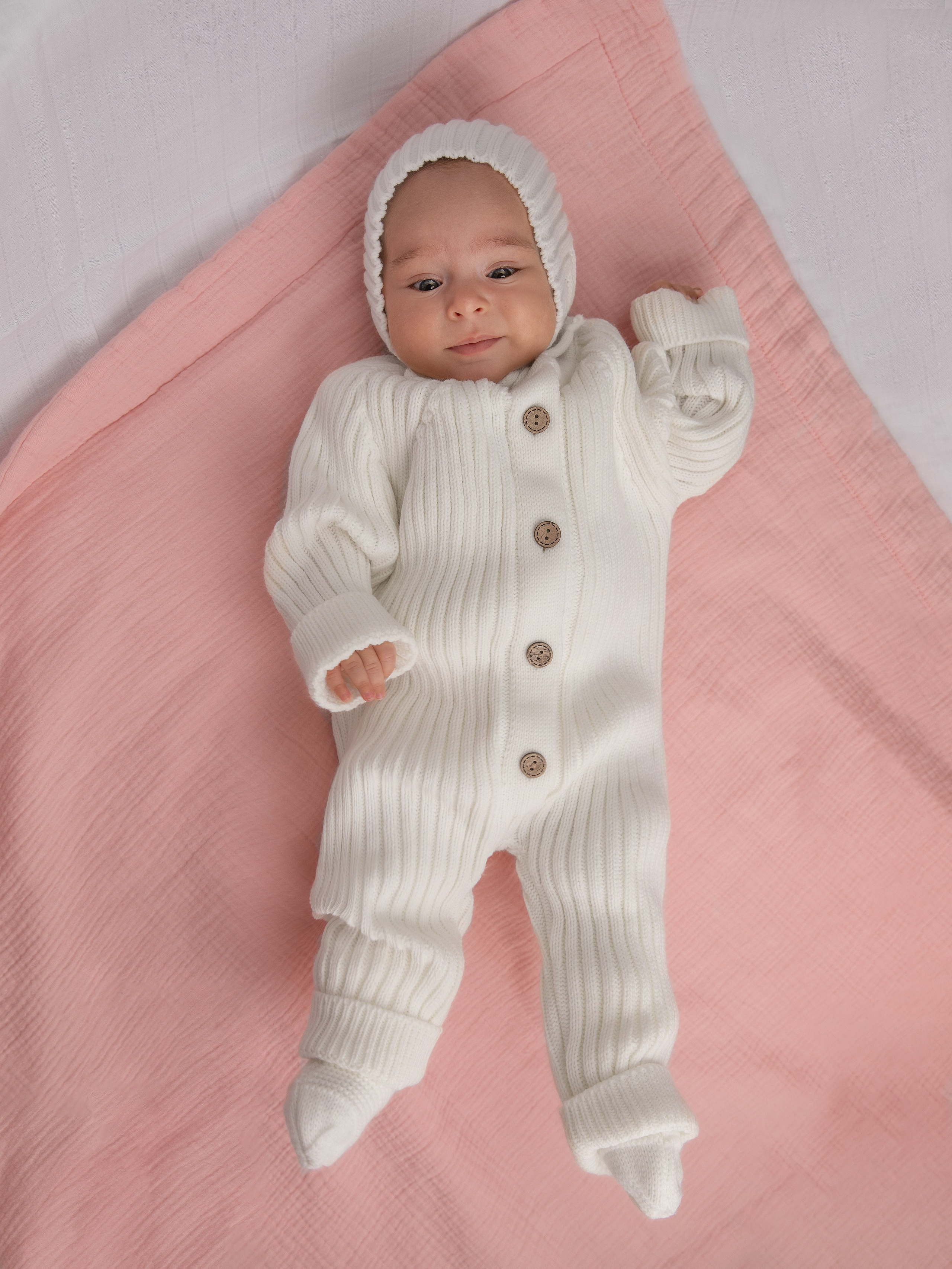 Детские вязаные комбинезоны. Фотостудия предметной и модельной съёмки для маркетплейсов