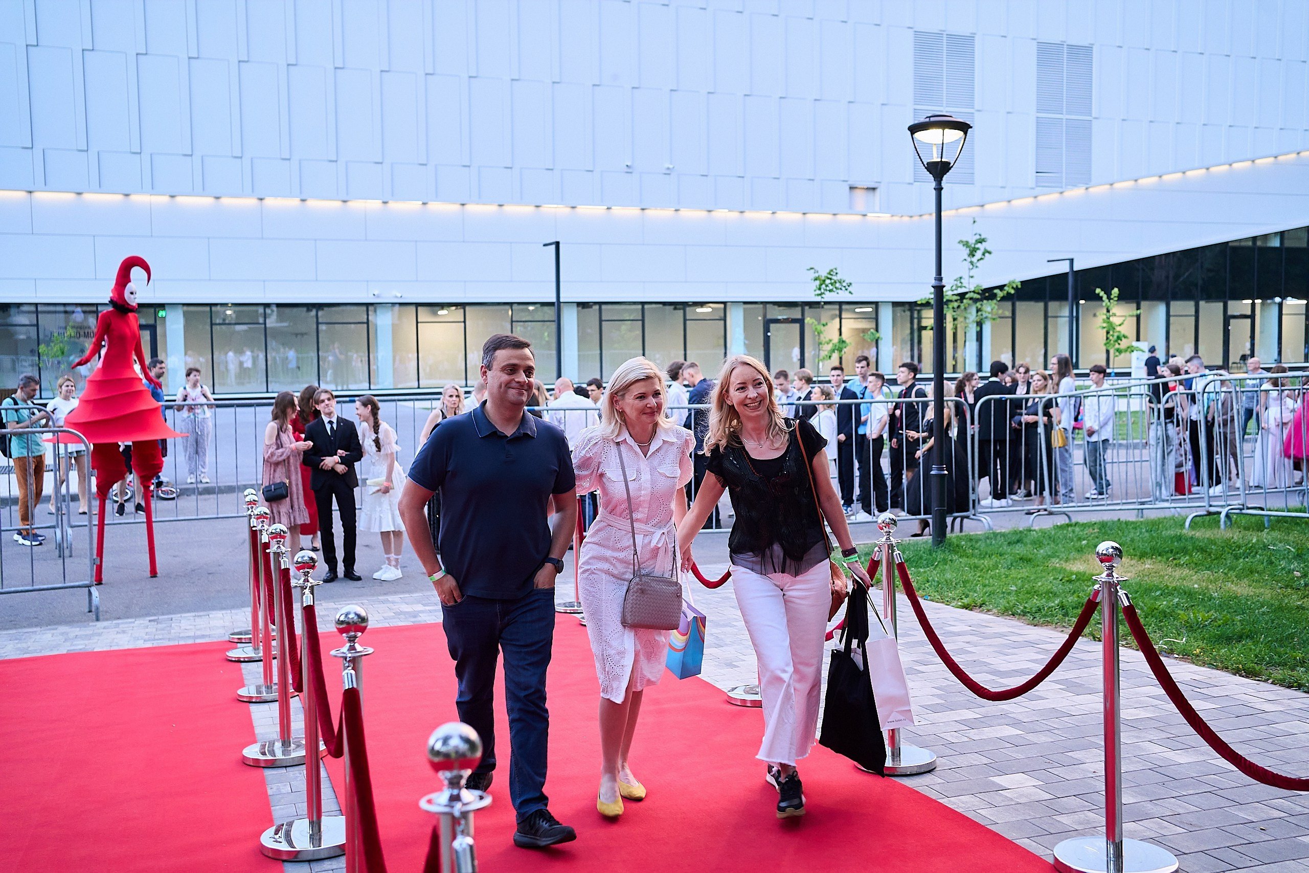 Выпускной 2024 концертный зал Академия ВТБ. Фотограф и Видеограф в Москве. Олег Корушев