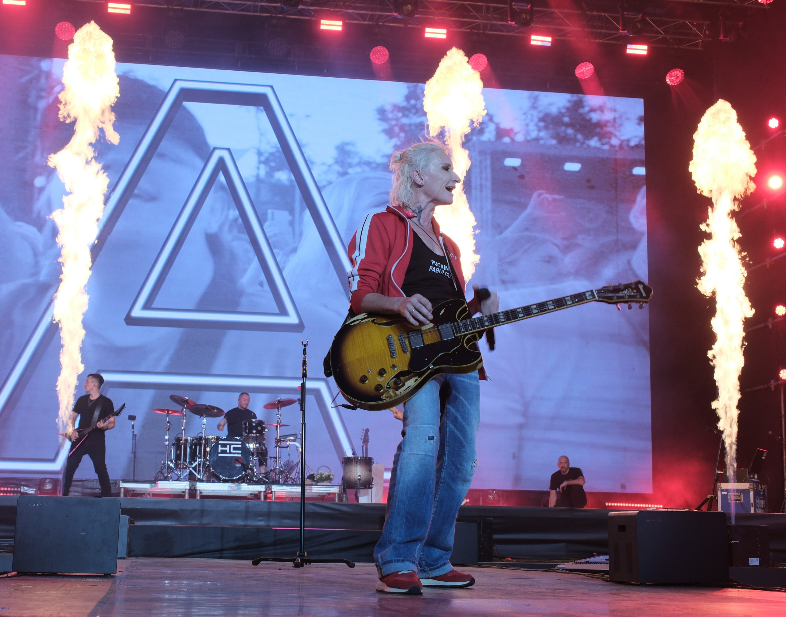 Диана Арбенина (группа «Ночные снайперы») — Москва, МТС Live Лето 2024. RedGeek - блогер и стручњак за образовање и ИТ Кирил Ситнов