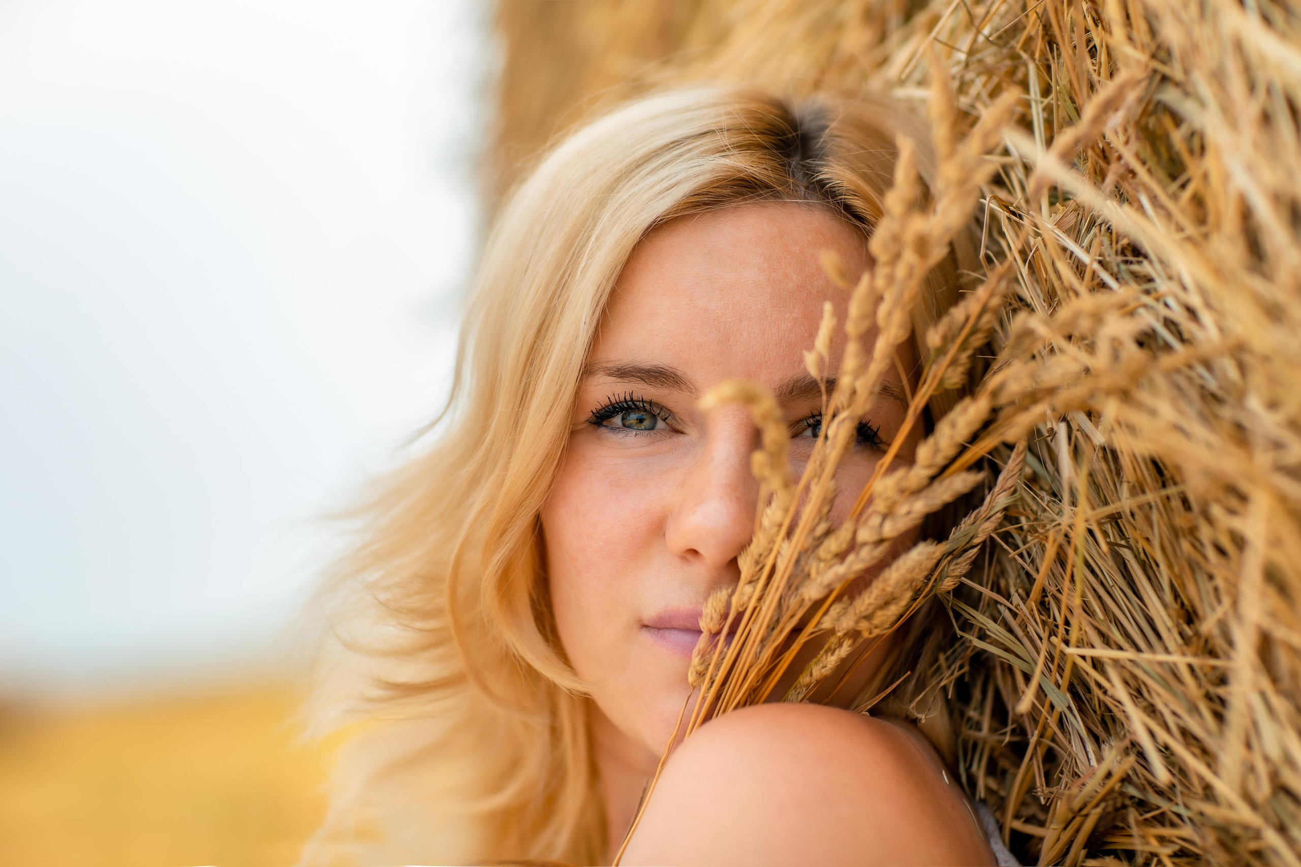 Настенька фотосессия в поле. Репортажный, семейный, свадебный фотограф Санкт-Петербург Ольга Лесюк