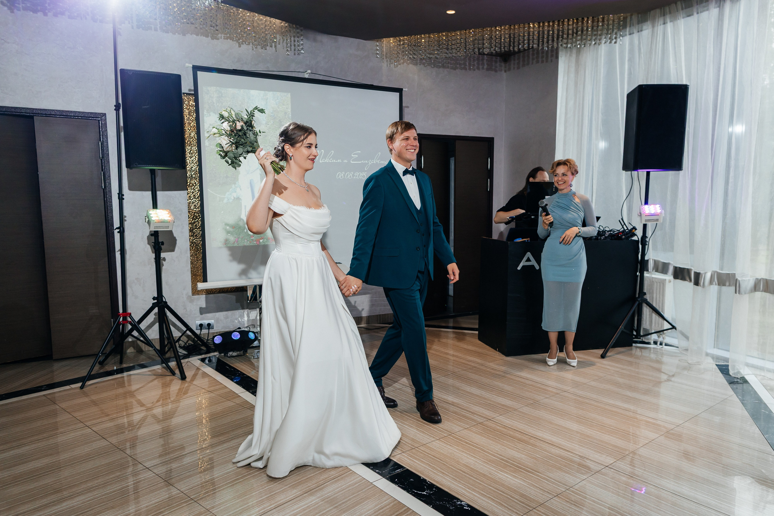 Свадебная прогулка на корабле. Олег Сверчков | Свадебный фотограф Вологда